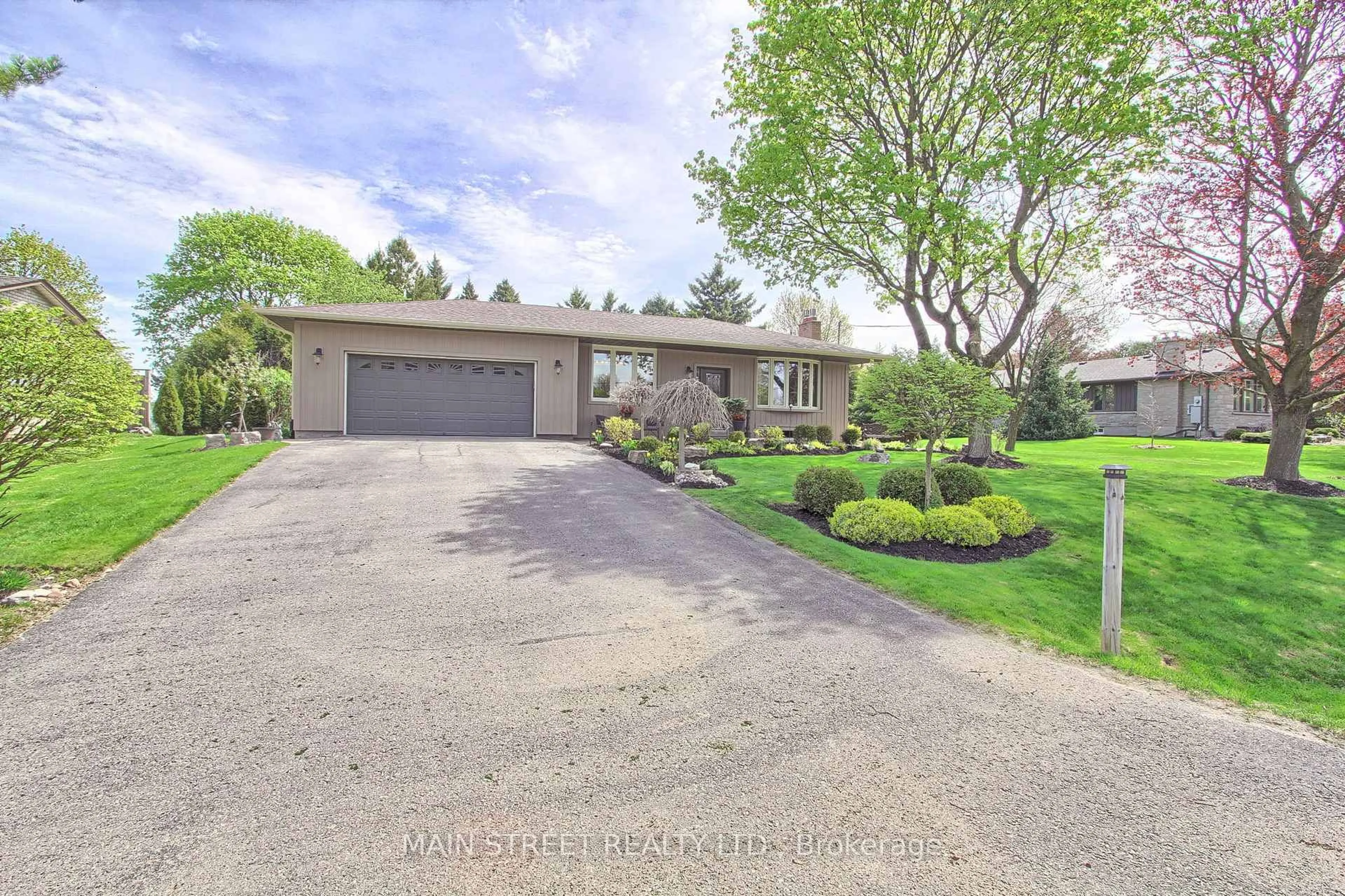 A pic from outside/outdoor area/front of a property/back of a property/a pic from drone, street for 3839 Front St, Uxbridge Ontario L0C 1A0