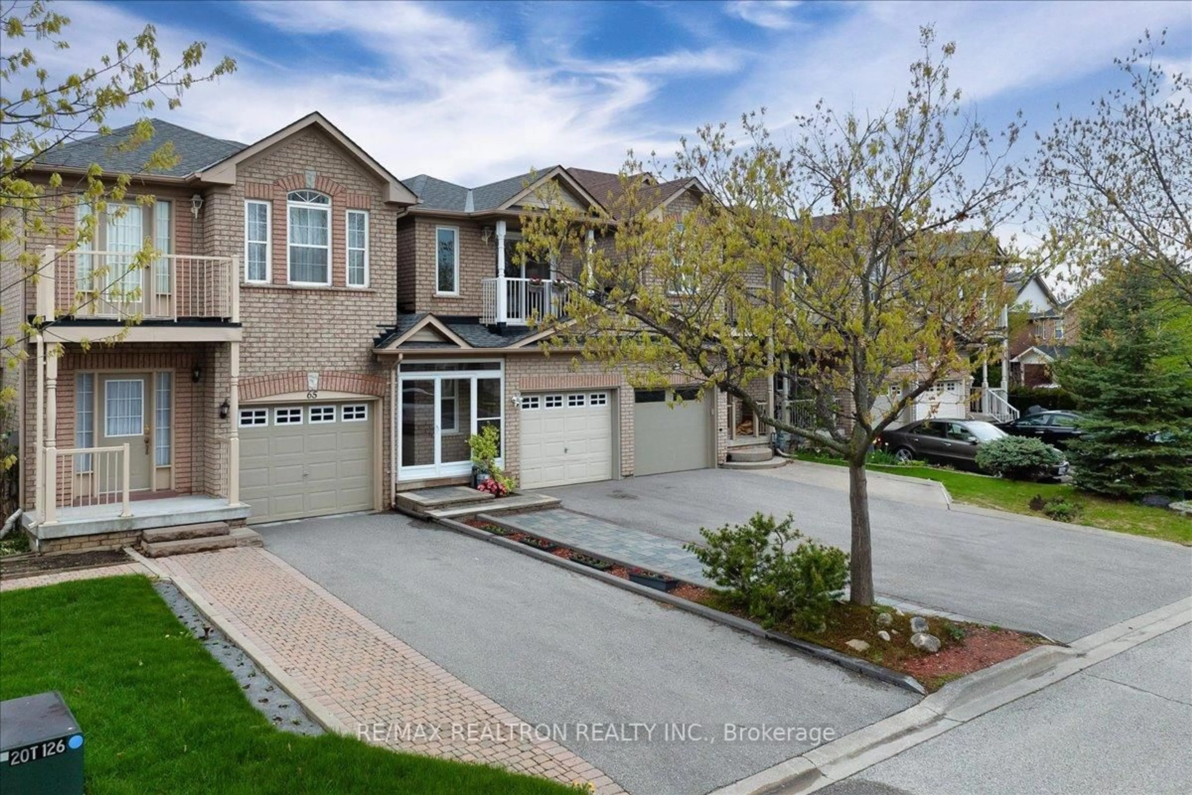 A pic from outside/outdoor area/front of a property/back of a property/a pic from drone, street for 63 Carousel Cres, Richmond Hill Ontario L4E 3X6