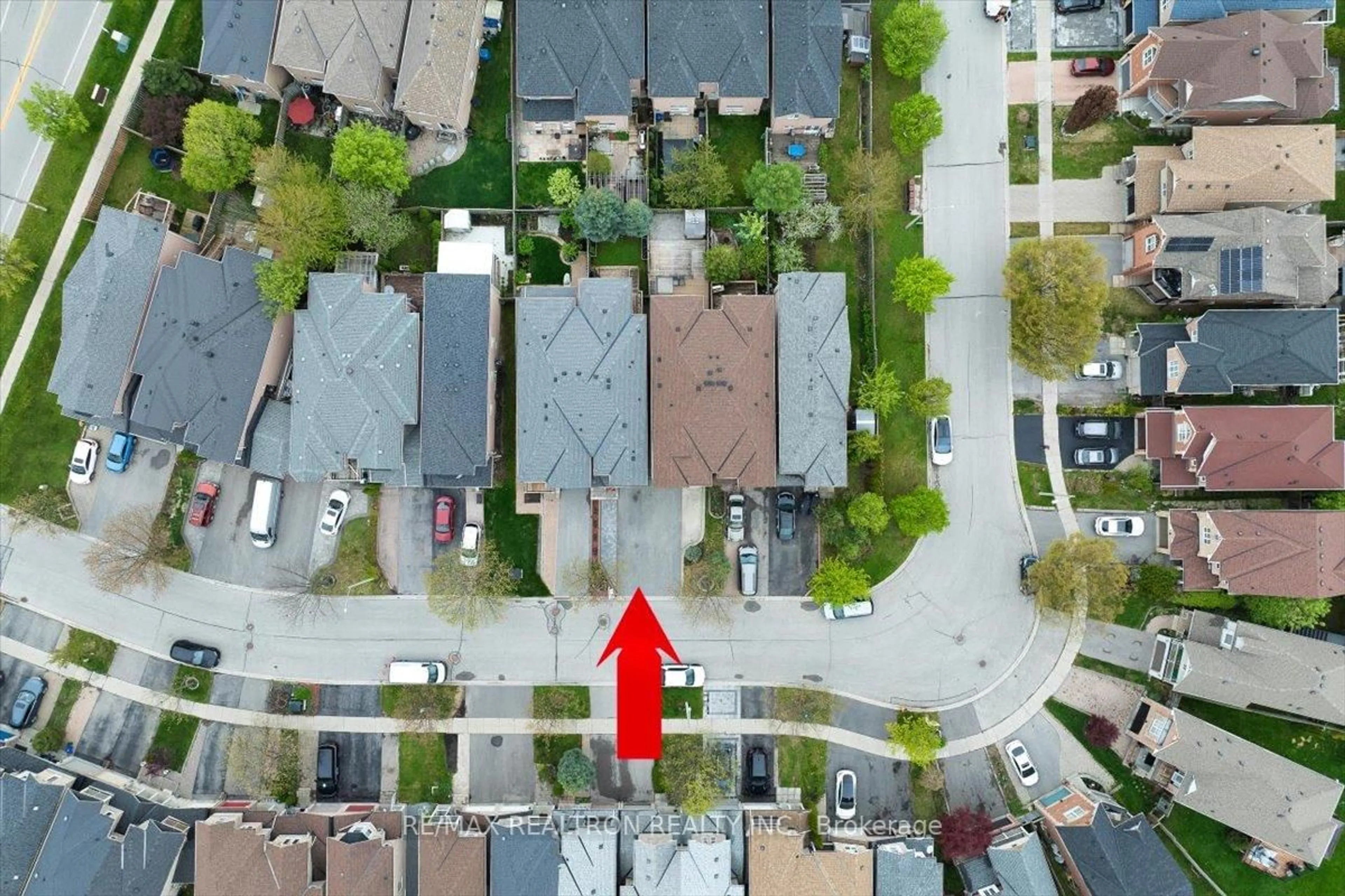 A pic from outside/outdoor area/front of a property/back of a property/a pic from drone, street for 63 Carousel Cres, Richmond Hill Ontario L4E 3X6