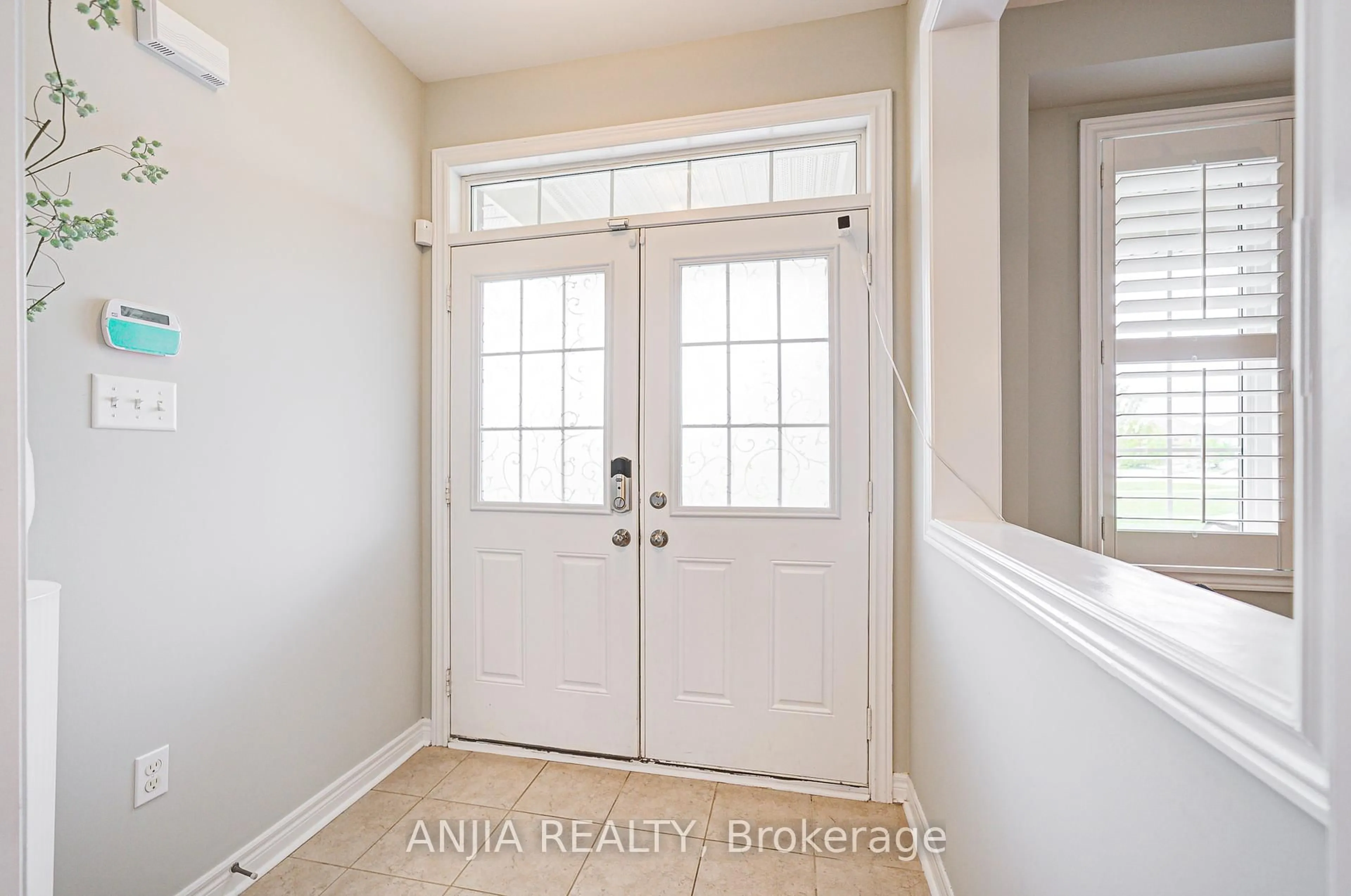 Indoor entryway for 9 Desjardin Dr, Markham Ontario L6E 0K2