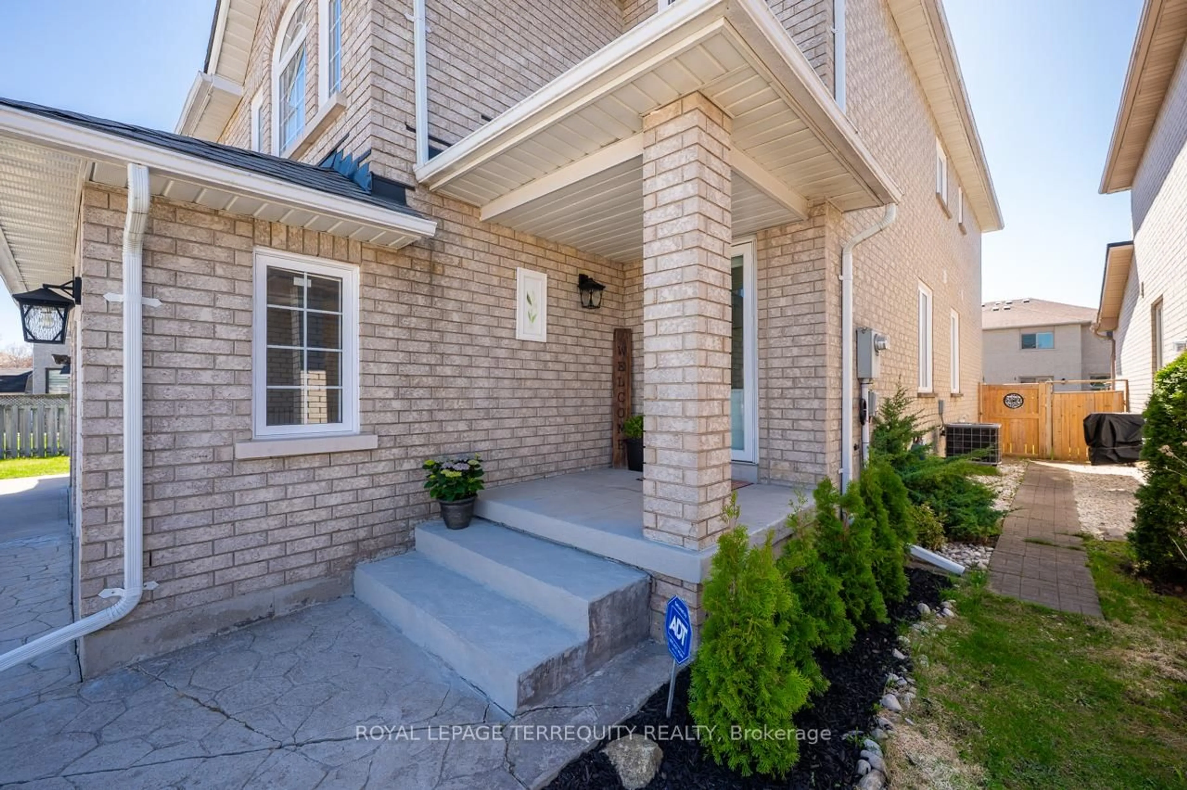 Home with brick exterior material, street for 9 Kalmar Cres, Richmond Hill Ontario L4E 3Z3