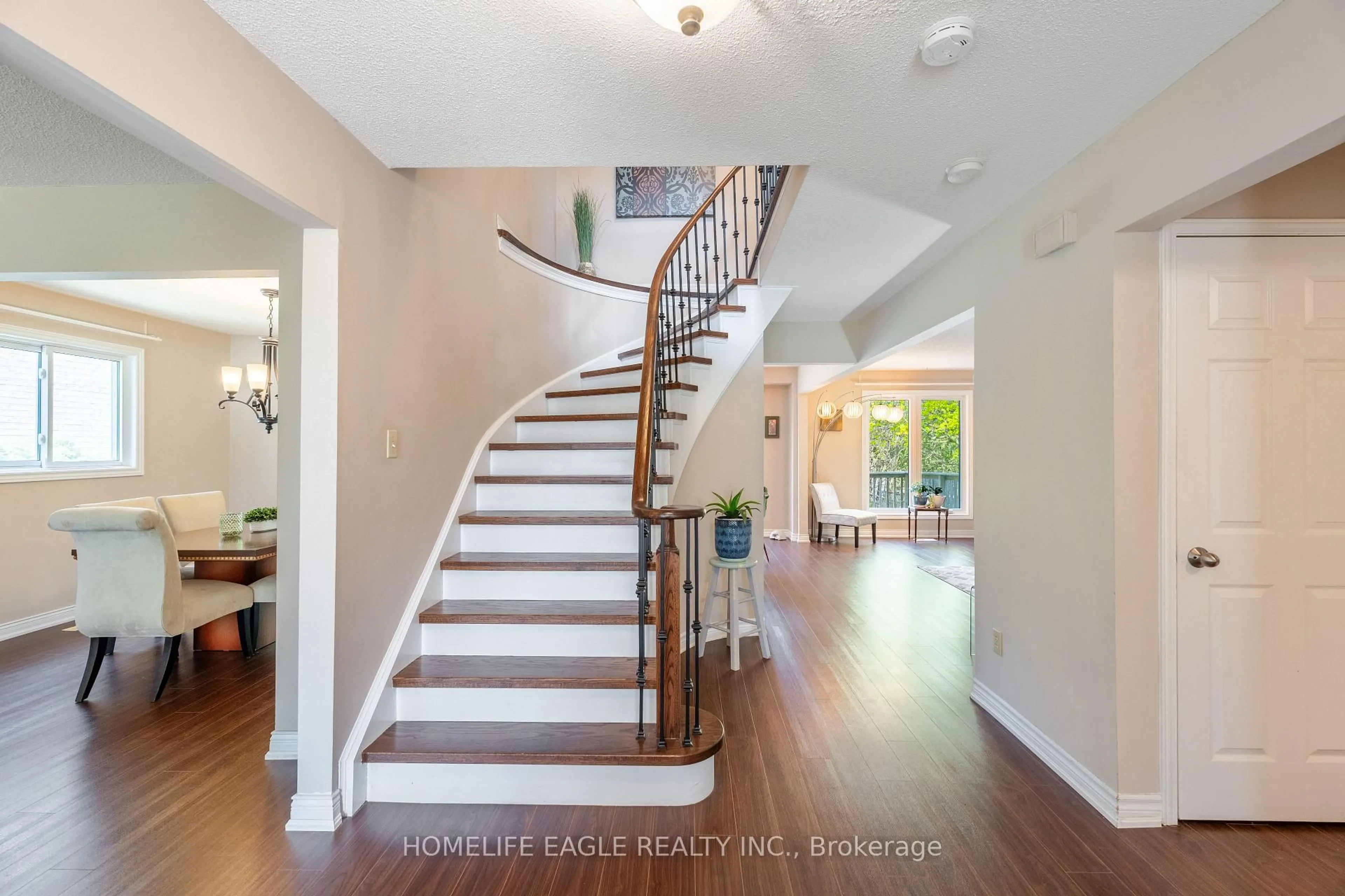 Indoor entryway for 326 Erin Tr, Newmarket Ontario L3Y 6K1