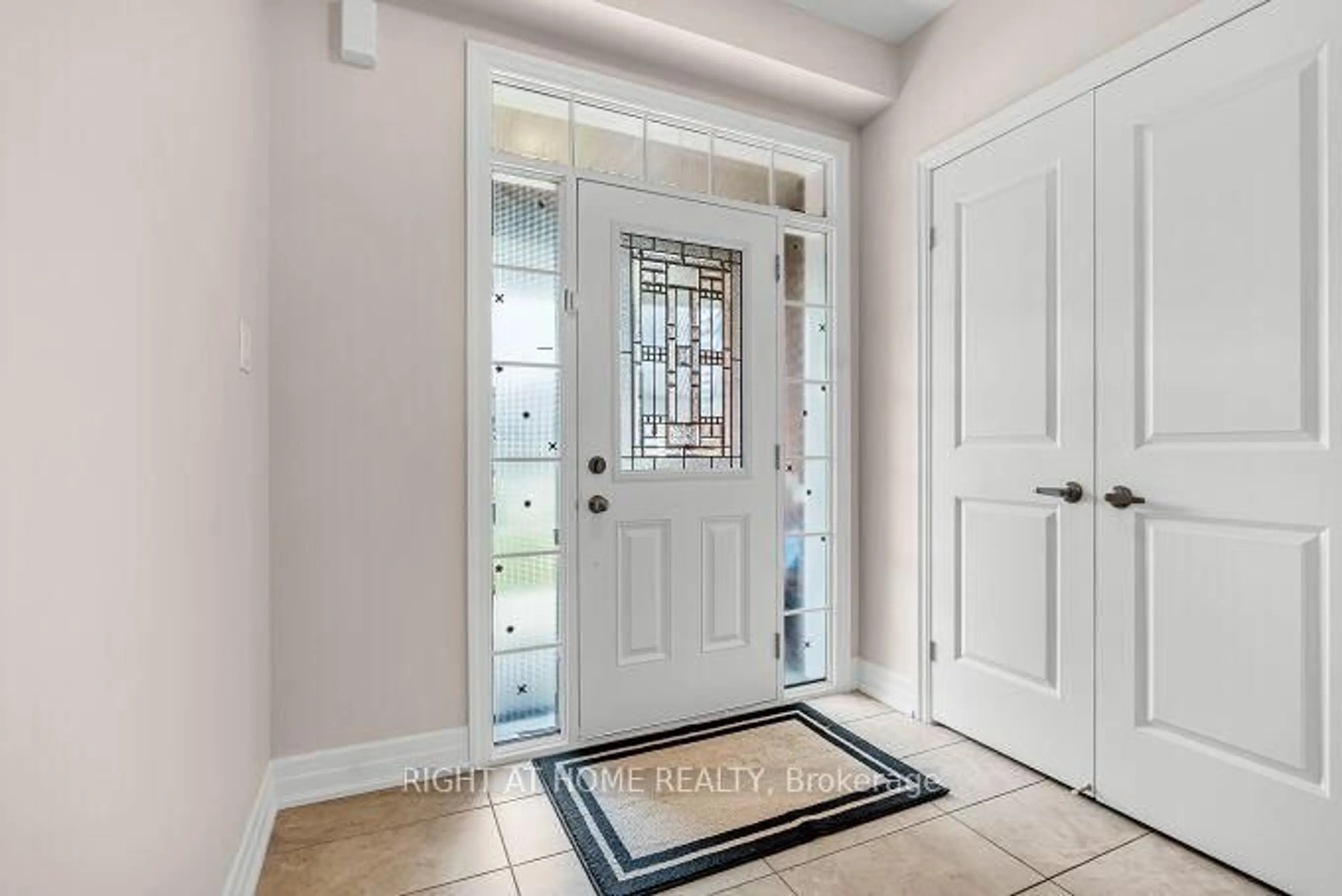 Indoor entryway for 118 Wagner Cres, Essa Ontario L3W 0R7