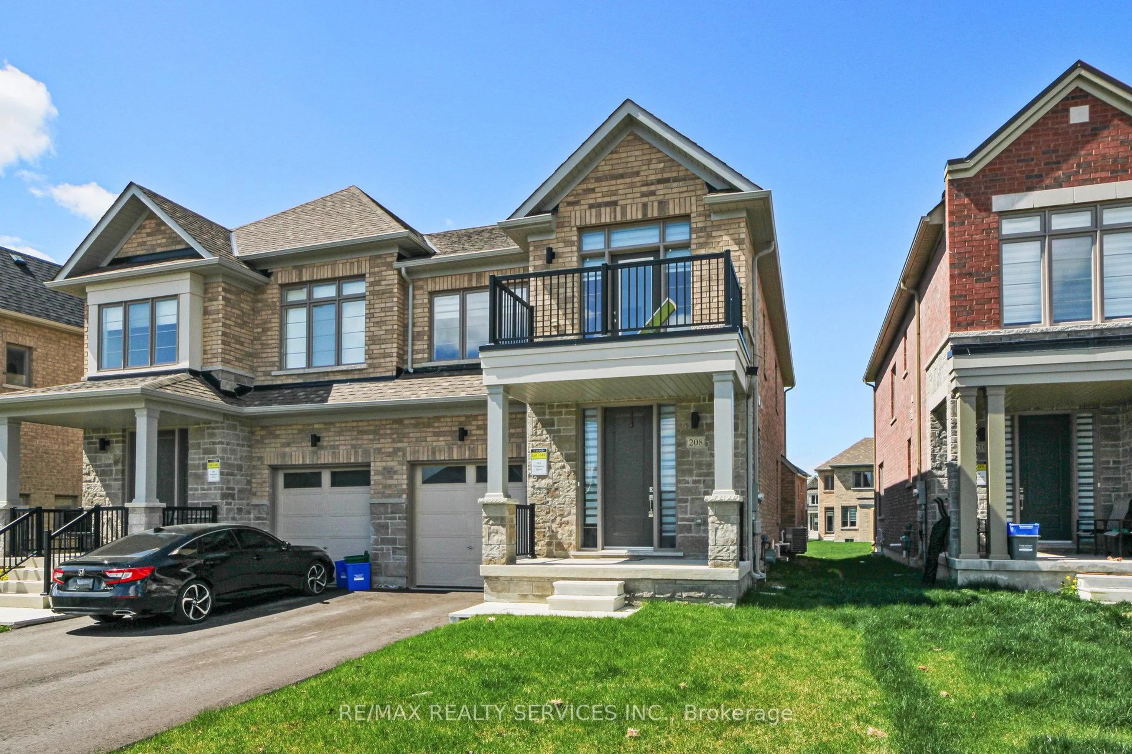 Home with brick exterior material, street for 208 Thompson Dr, East Gwillimbury Ontario L9N 0V7