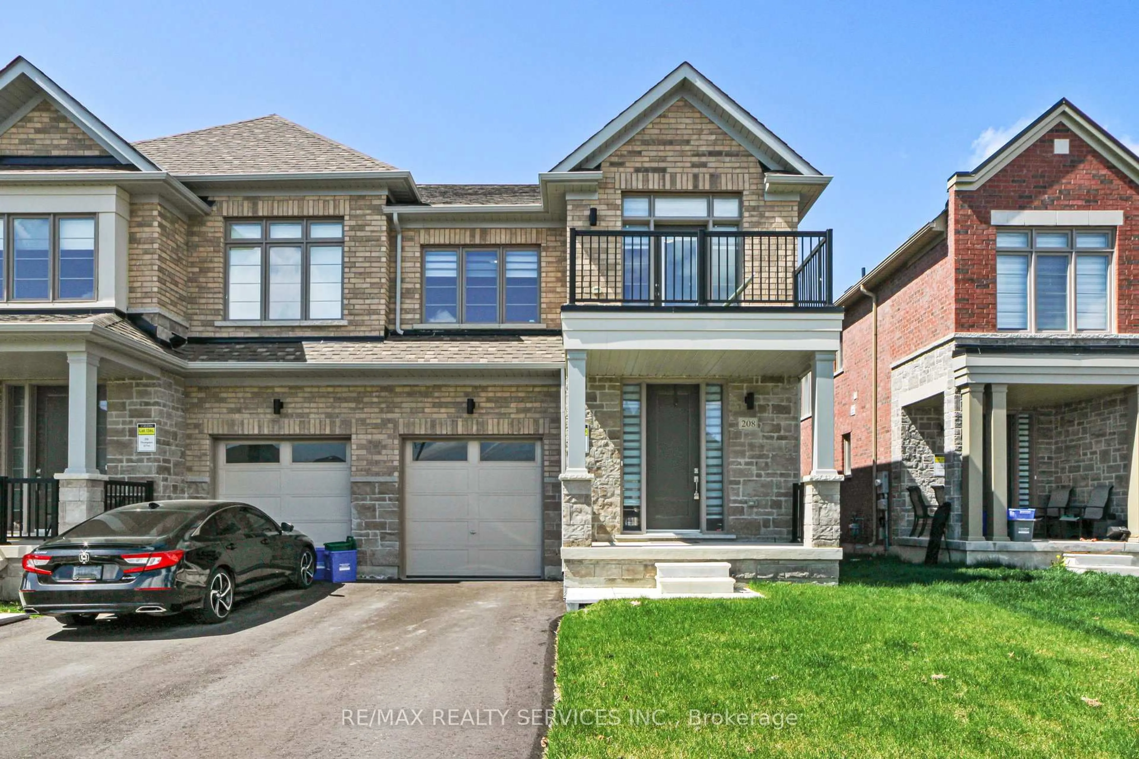 Home with brick exterior material, street for 208 Thompson Dr, East Gwillimbury Ontario L9N 0V7