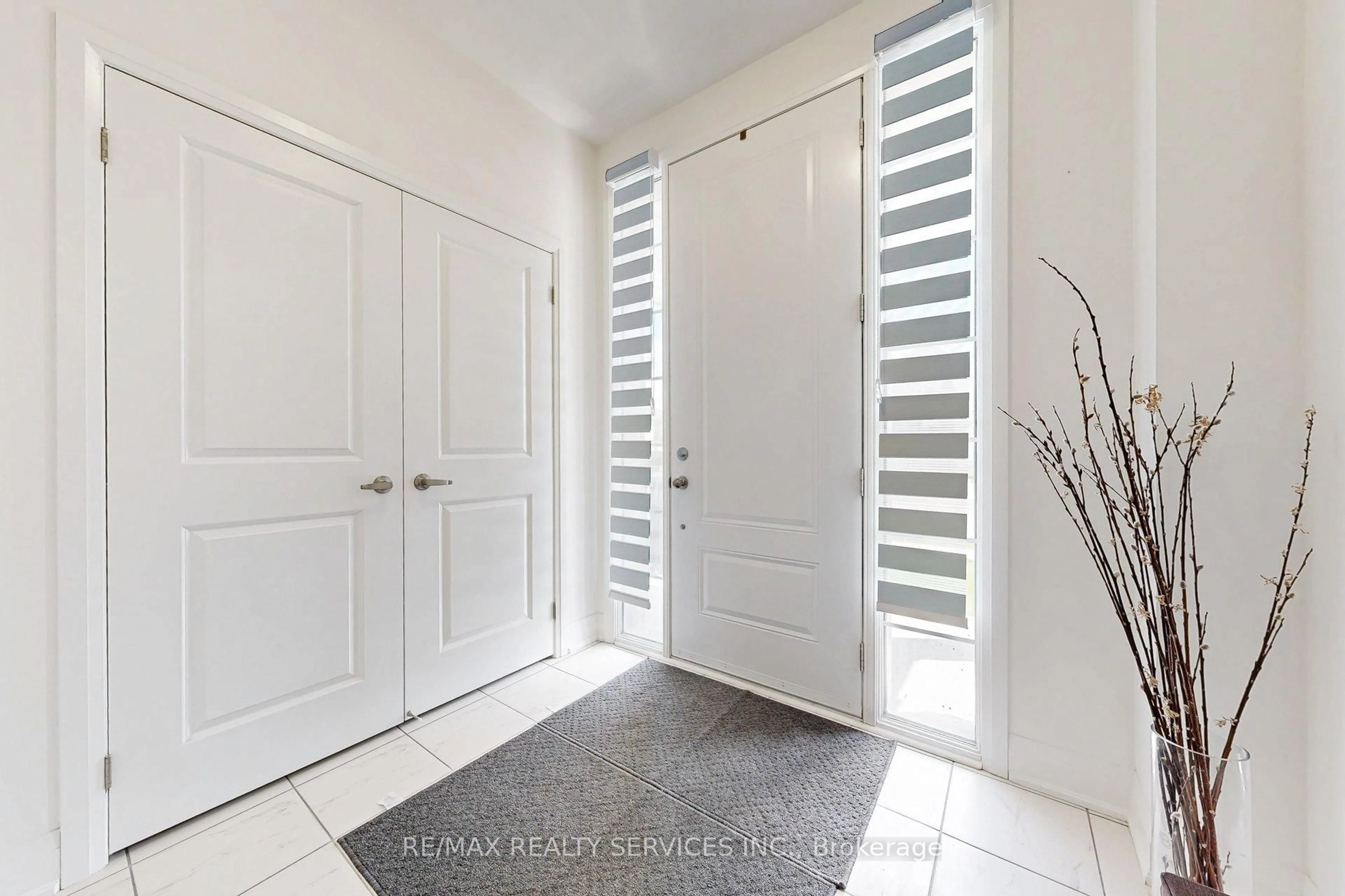 Indoor entryway for 208 Thompson Dr, East Gwillimbury Ontario L9N 0V7