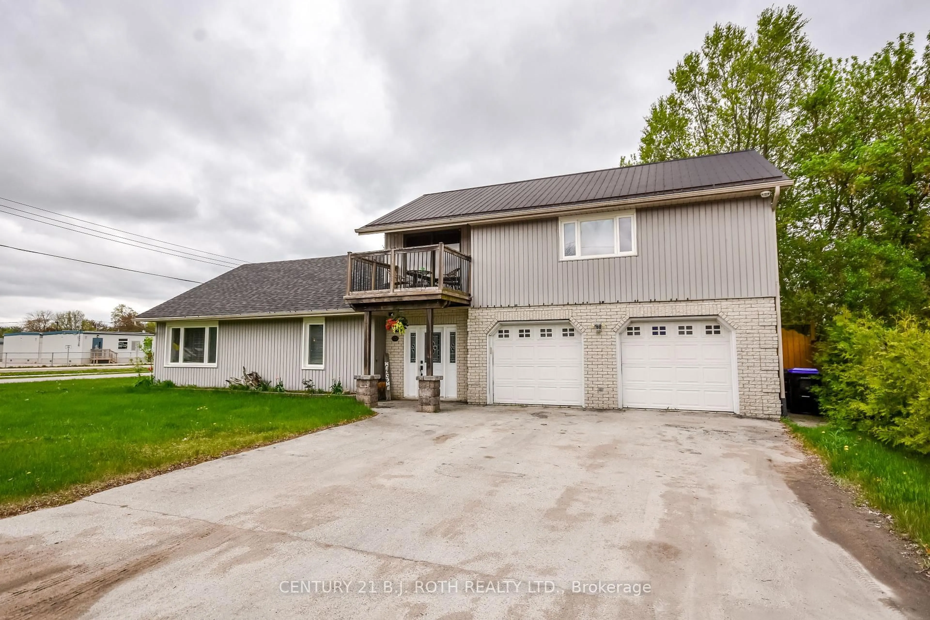 A pic from outside/outdoor area/front of a property/back of a property/a pic from drone, street for 129 AUBURN St, Essa Ontario L0M 1B0