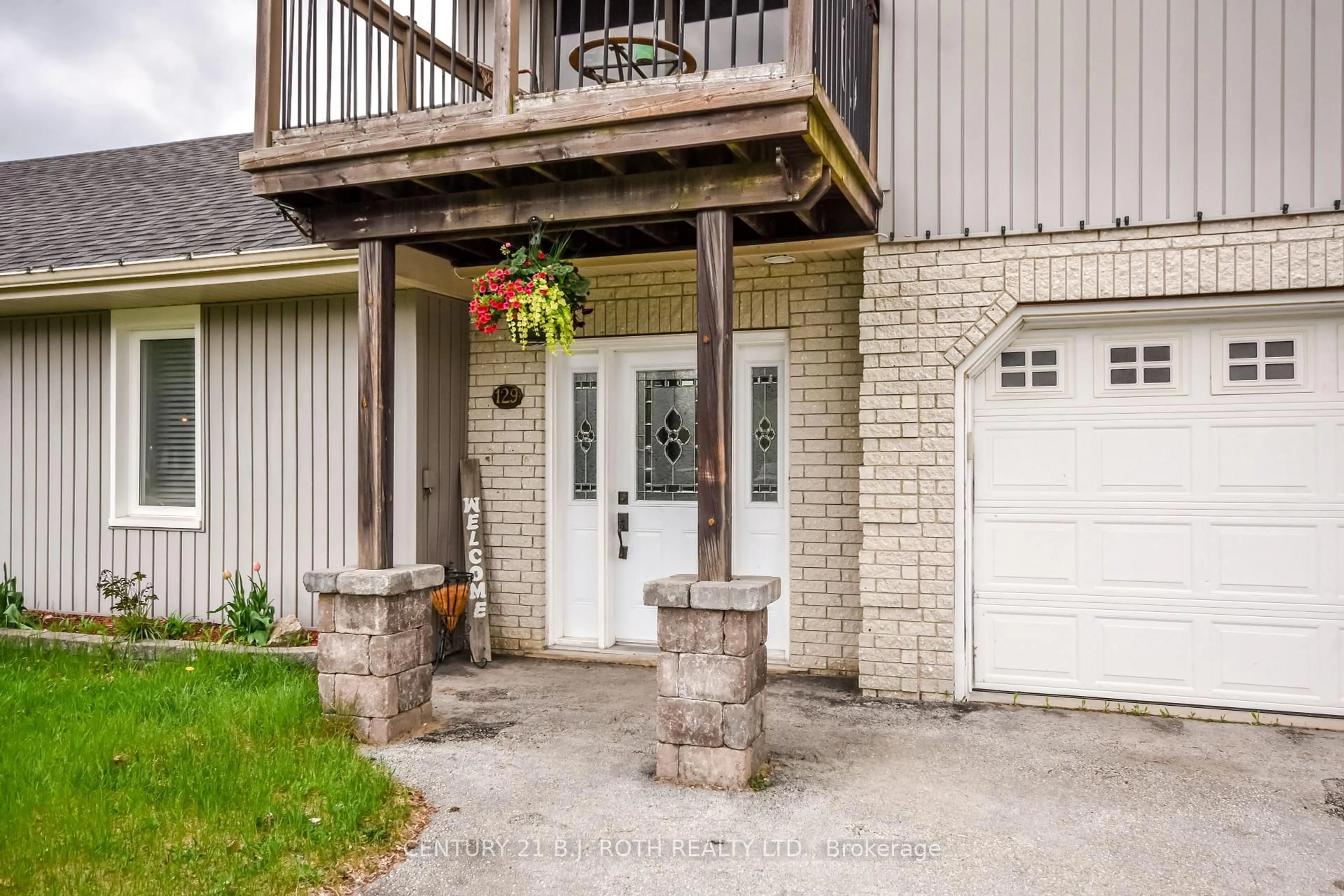 Patio, street for 129 AUBURN St, Essa Ontario L0M 1B0