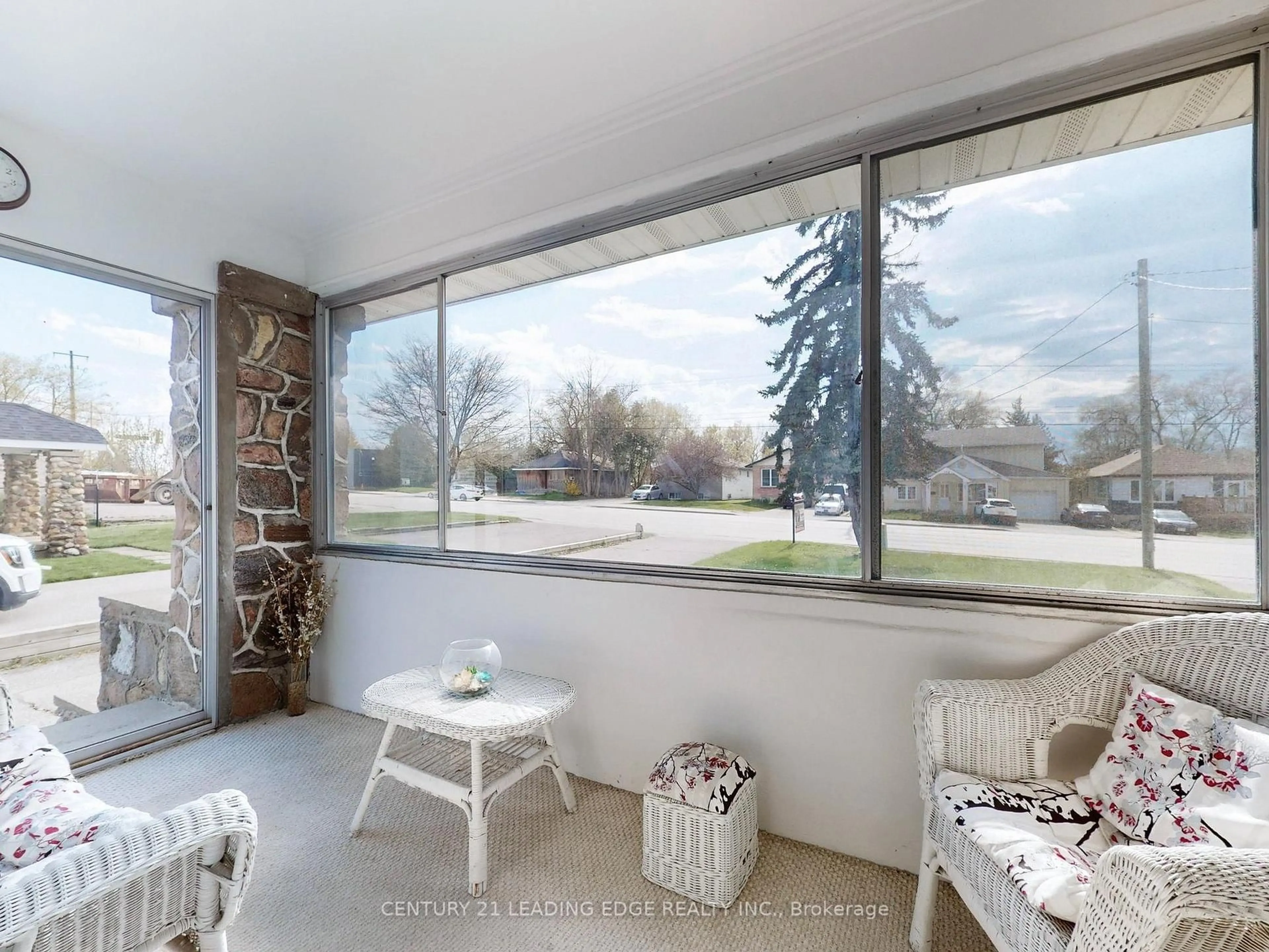 Unknown for 393 The Queensway S N/A, Georgina Ontario L4P 2C6