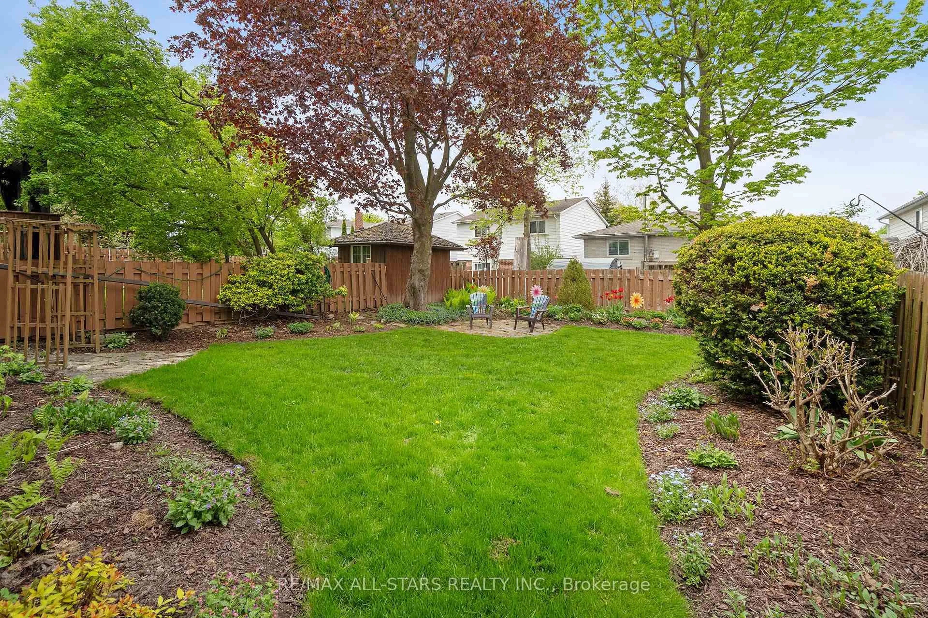 Patio, street for 145 Thoms Cres, Newmarket Ontario L3Y 1C9