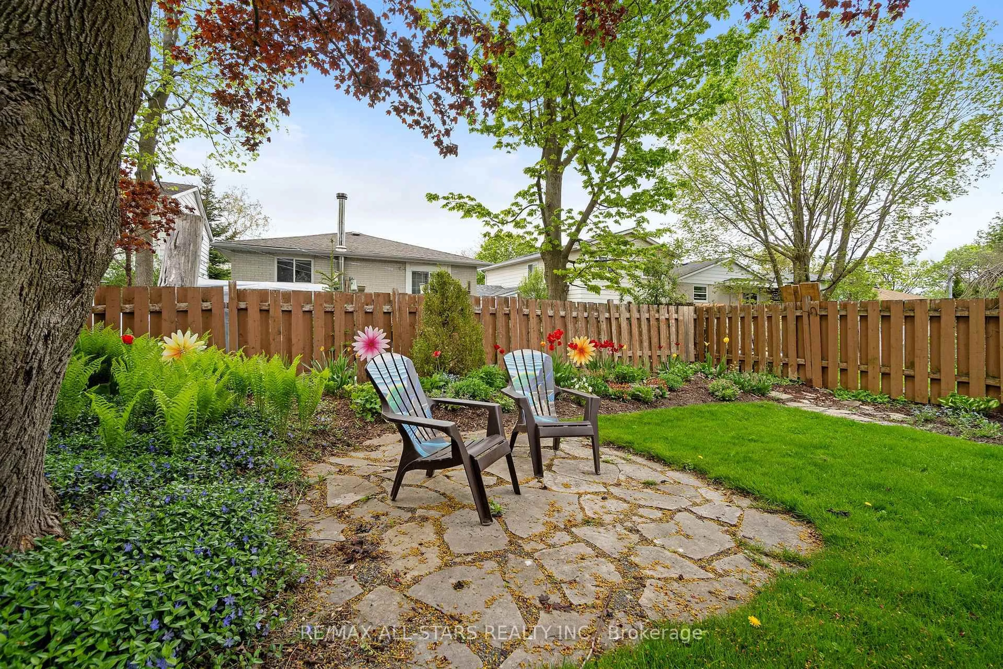 Patio, street for 145 Thoms Cres, Newmarket Ontario L3Y 1C9
