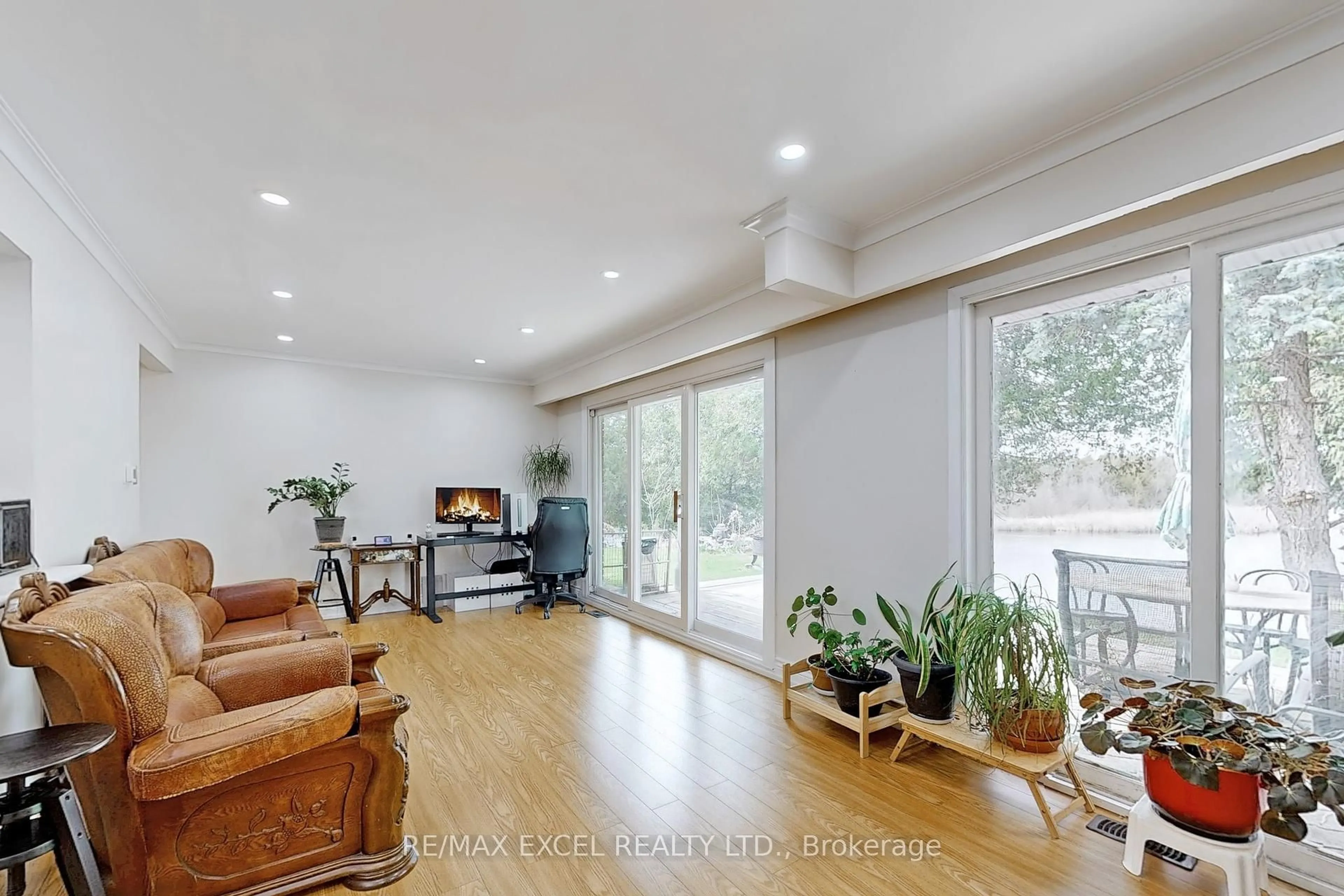 Living room with furniture, wood/laminate floor for 1 Hopecliff Lane, Georgina Ontario L0E 1R0