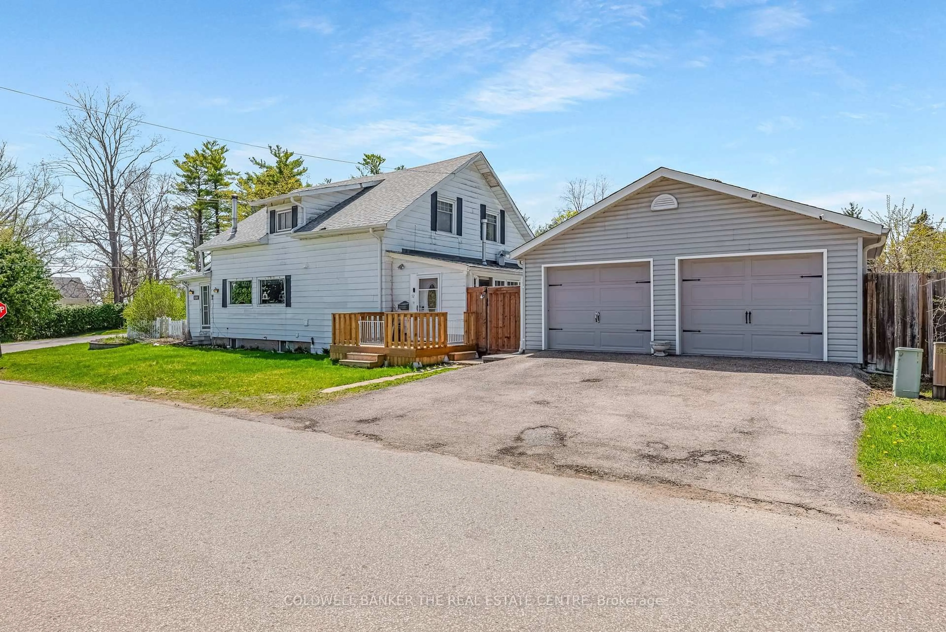 A pic from outside/outdoor area/front of a property/back of a property/a pic from drone, street for 52 Osbourne St, Georgina Ontario L4P 3C8