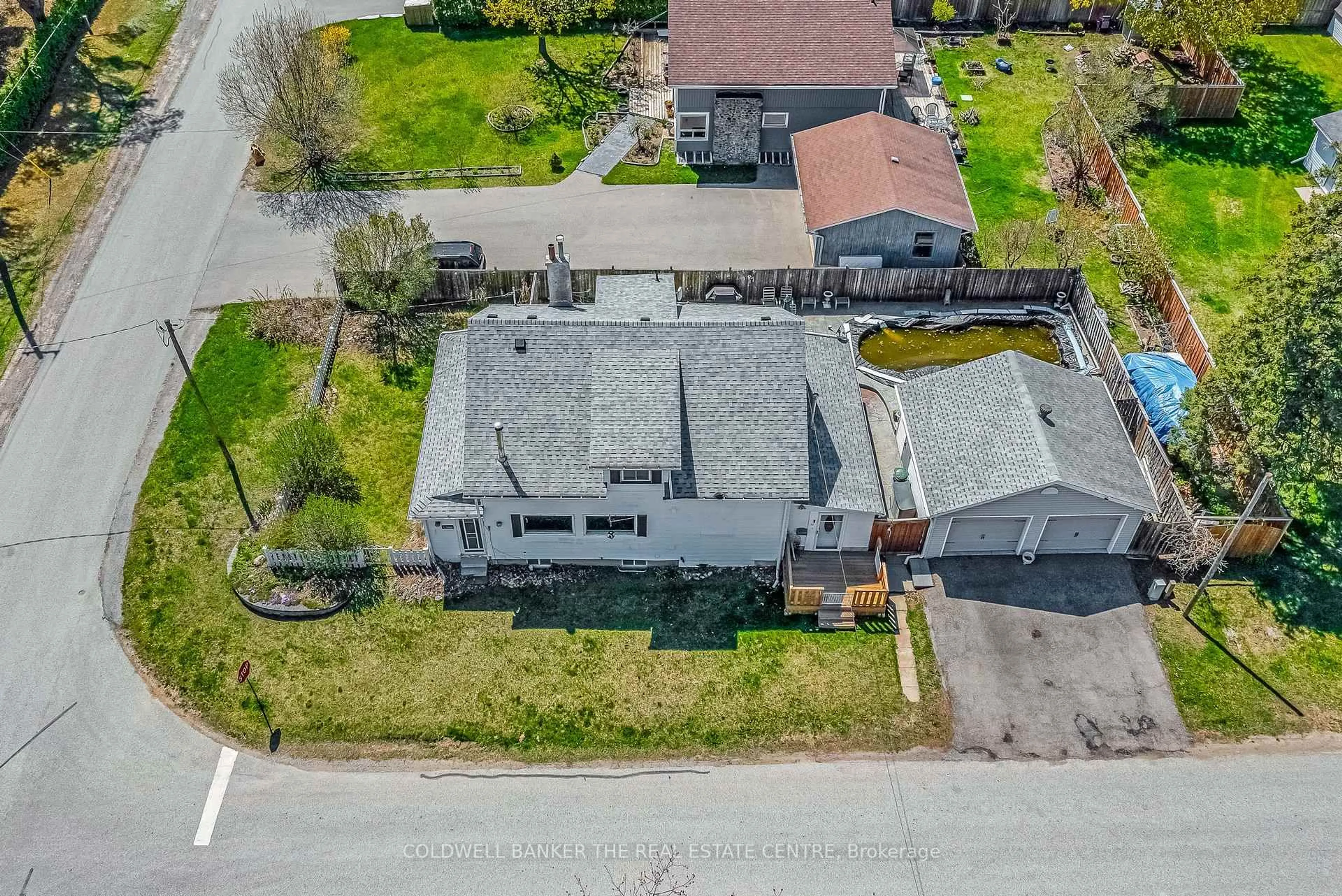 A pic from outside/outdoor area/front of a property/back of a property/a pic from drone, street for 52 Osbourne St, Georgina Ontario L4P 3C8