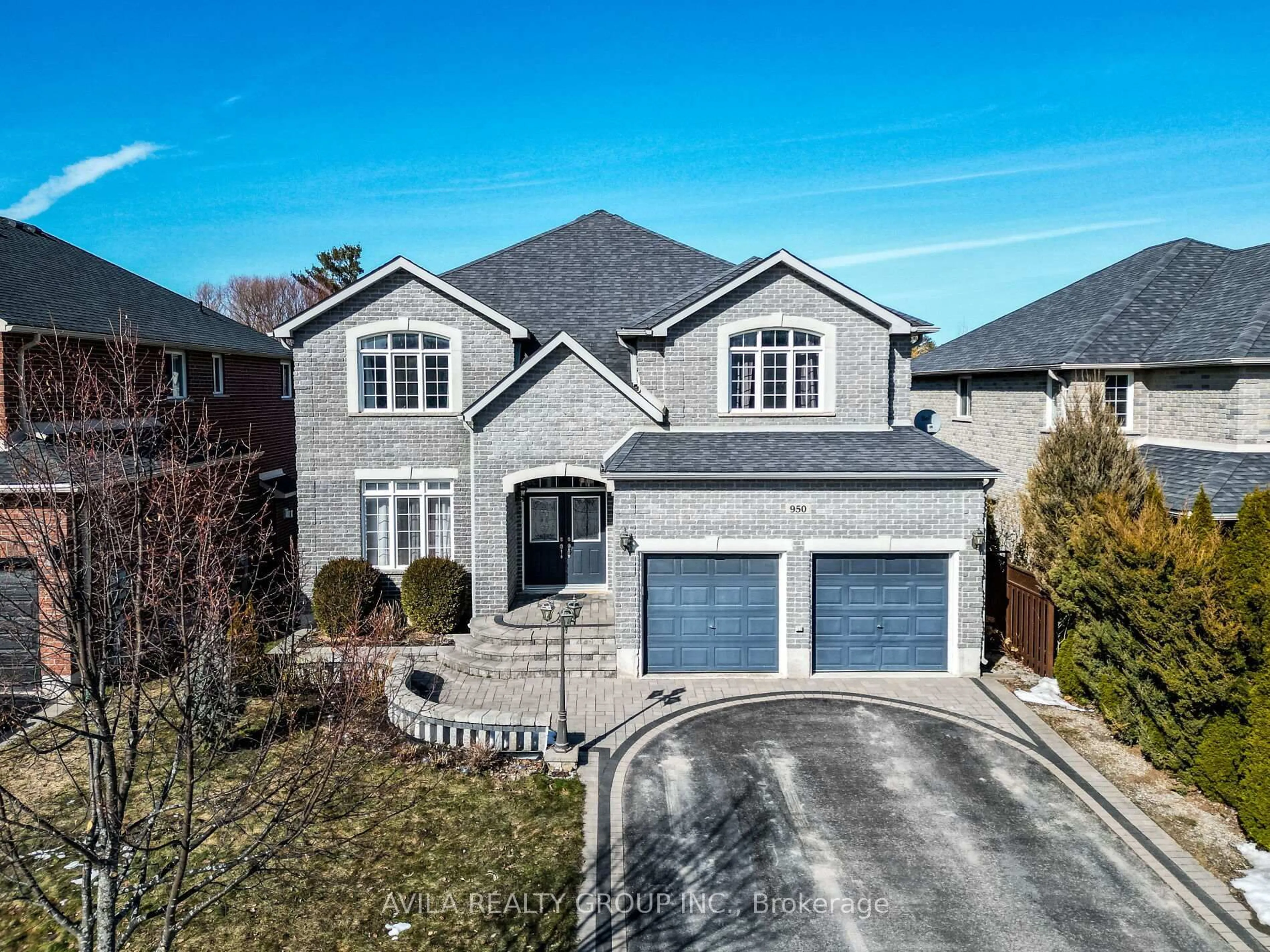 A pic from outside/outdoor area/front of a property/back of a property/a pic from drone, street for 950 Booth Ave, Innisfil Ontario L9S 0A5