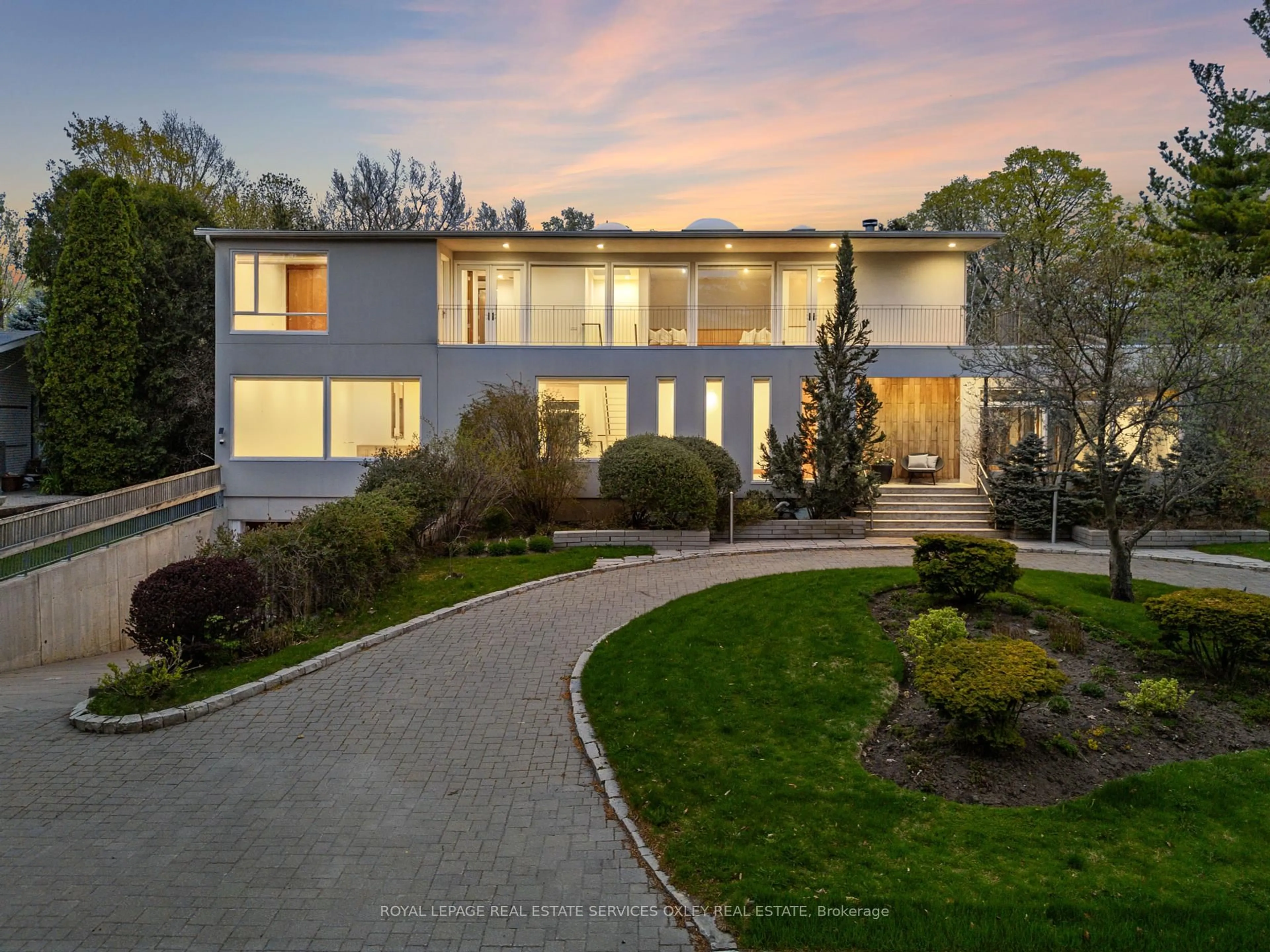 A pic from outside/outdoor area/front of a property/back of a property/a pic from drone, street for 33 Fairway Heights Dr, Markham Ontario L3T 3A7