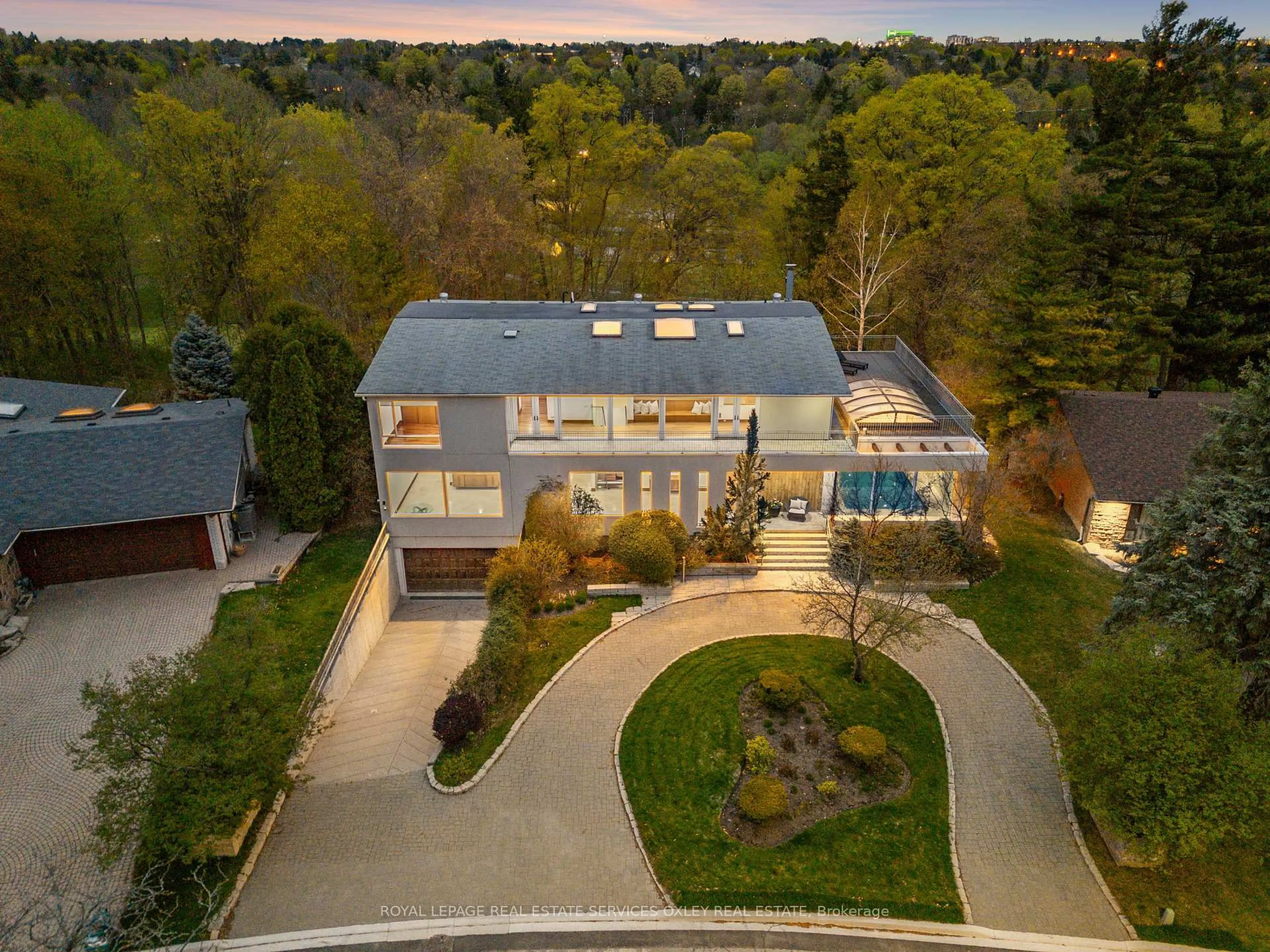 A pic from outside/outdoor area/front of a property/back of a property/a pic from drone, unknown for 33 Fairway Heights Dr, Markham Ontario L3T 3A7
