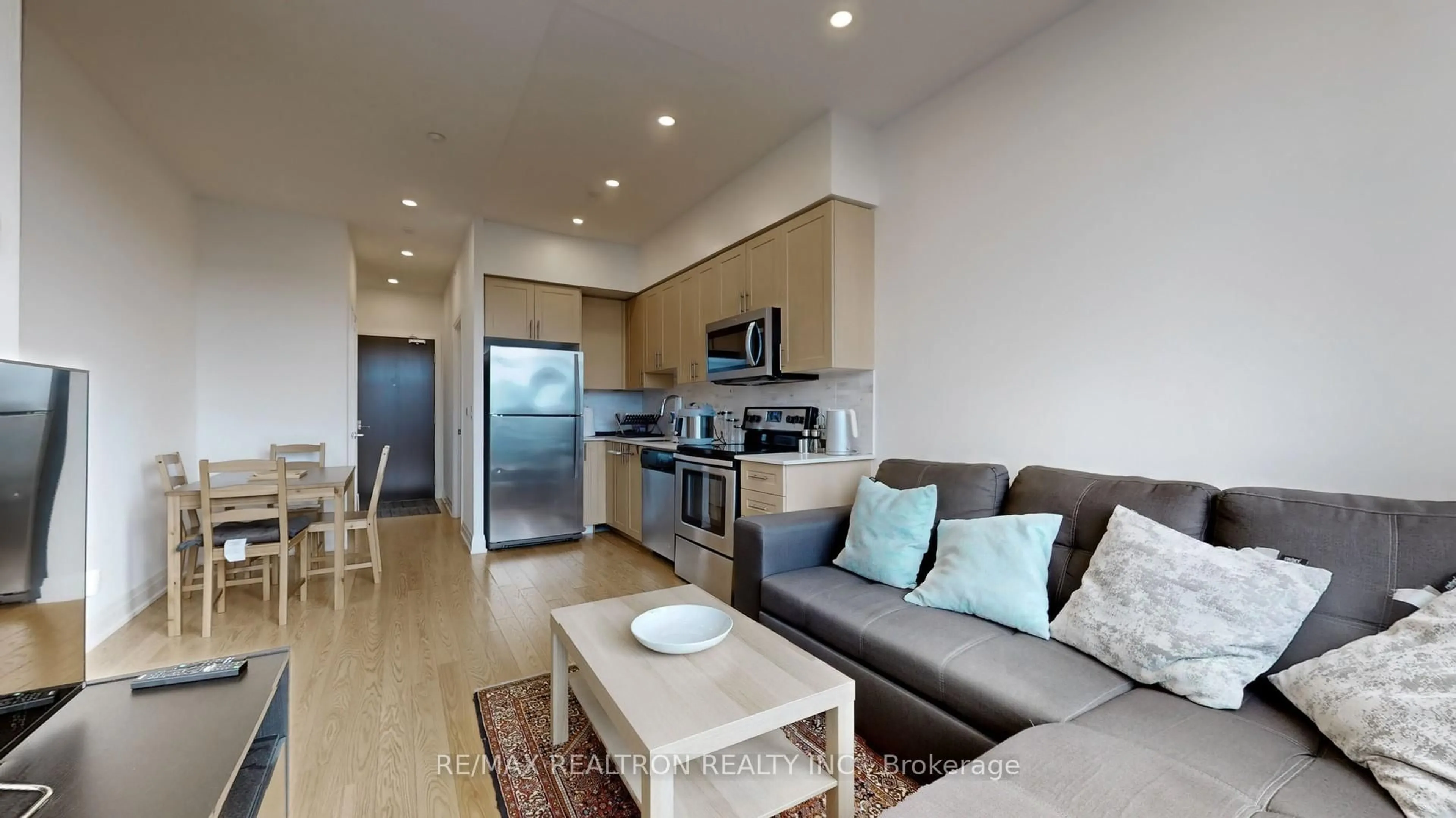 Open concept kitchen, wood/laminate floor for 376 Highway 7 N/A #PH09, Richmond Hill Ontario L4B 0C7