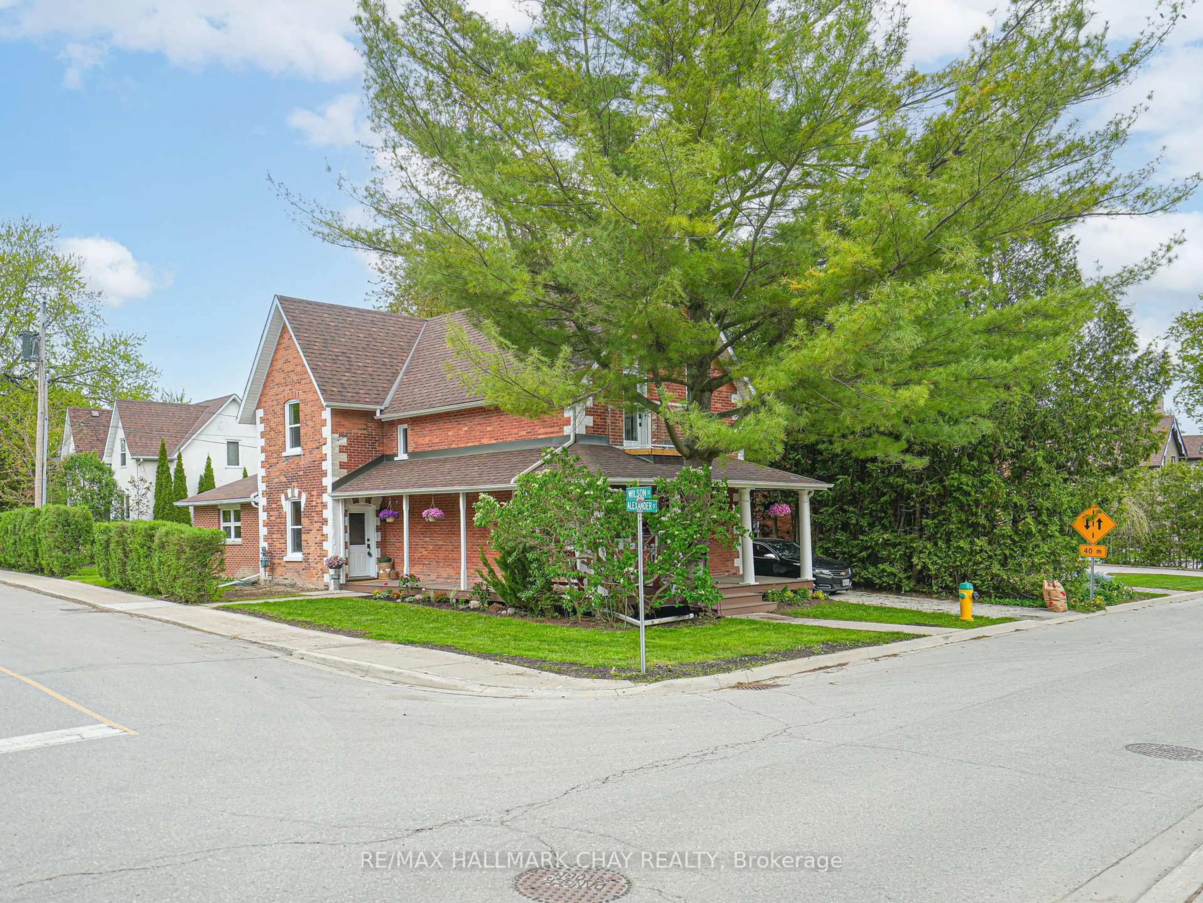 A pic from outside/outdoor area/front of a property/back of a property/a pic from drone, street for 14 Wilson St, New Tecumseth Ontario L0G 1W0