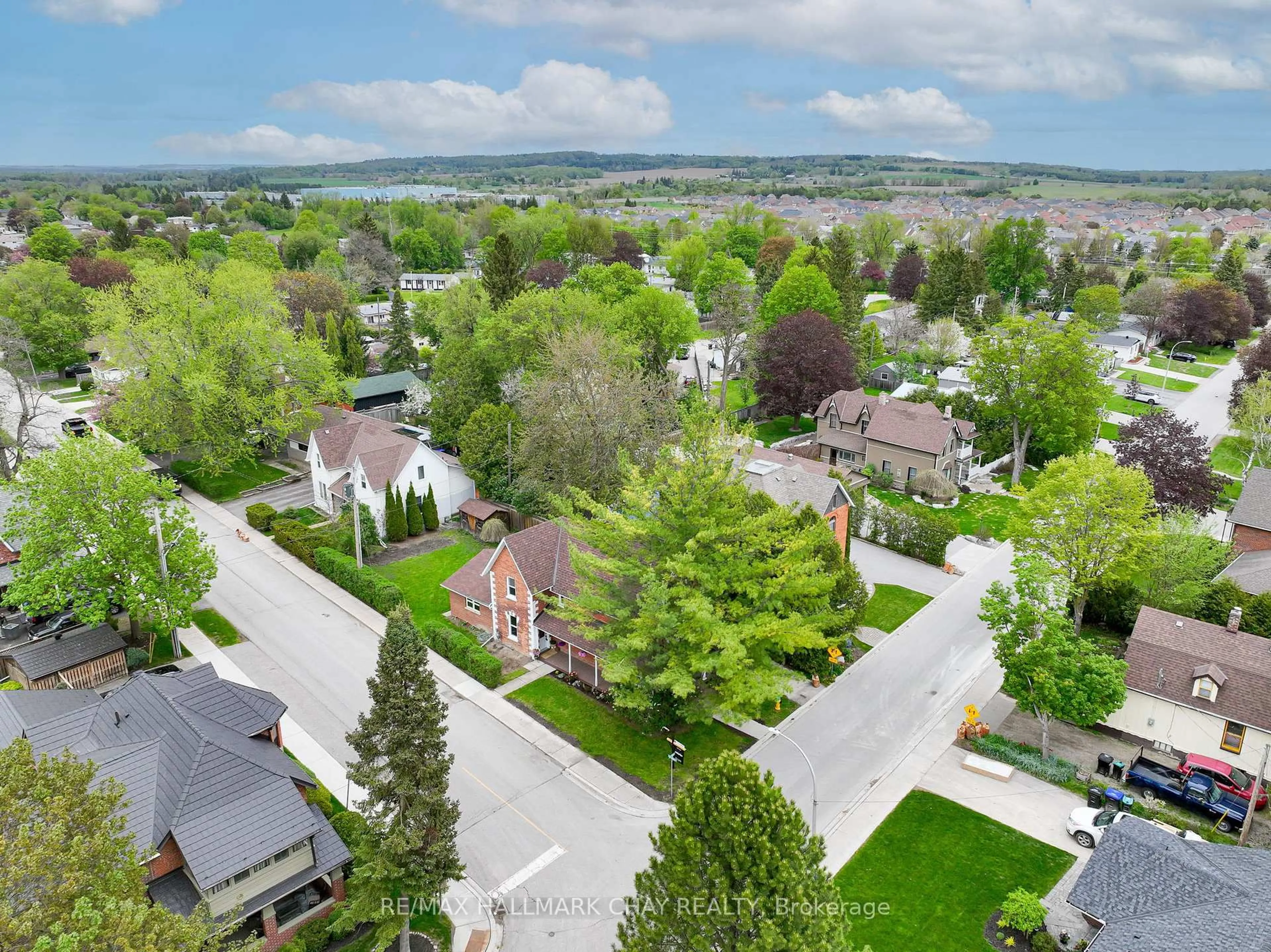 A pic from outside/outdoor area/front of a property/back of a property/a pic from drone, street for 14 Wilson St, New Tecumseth Ontario L0G 1W0