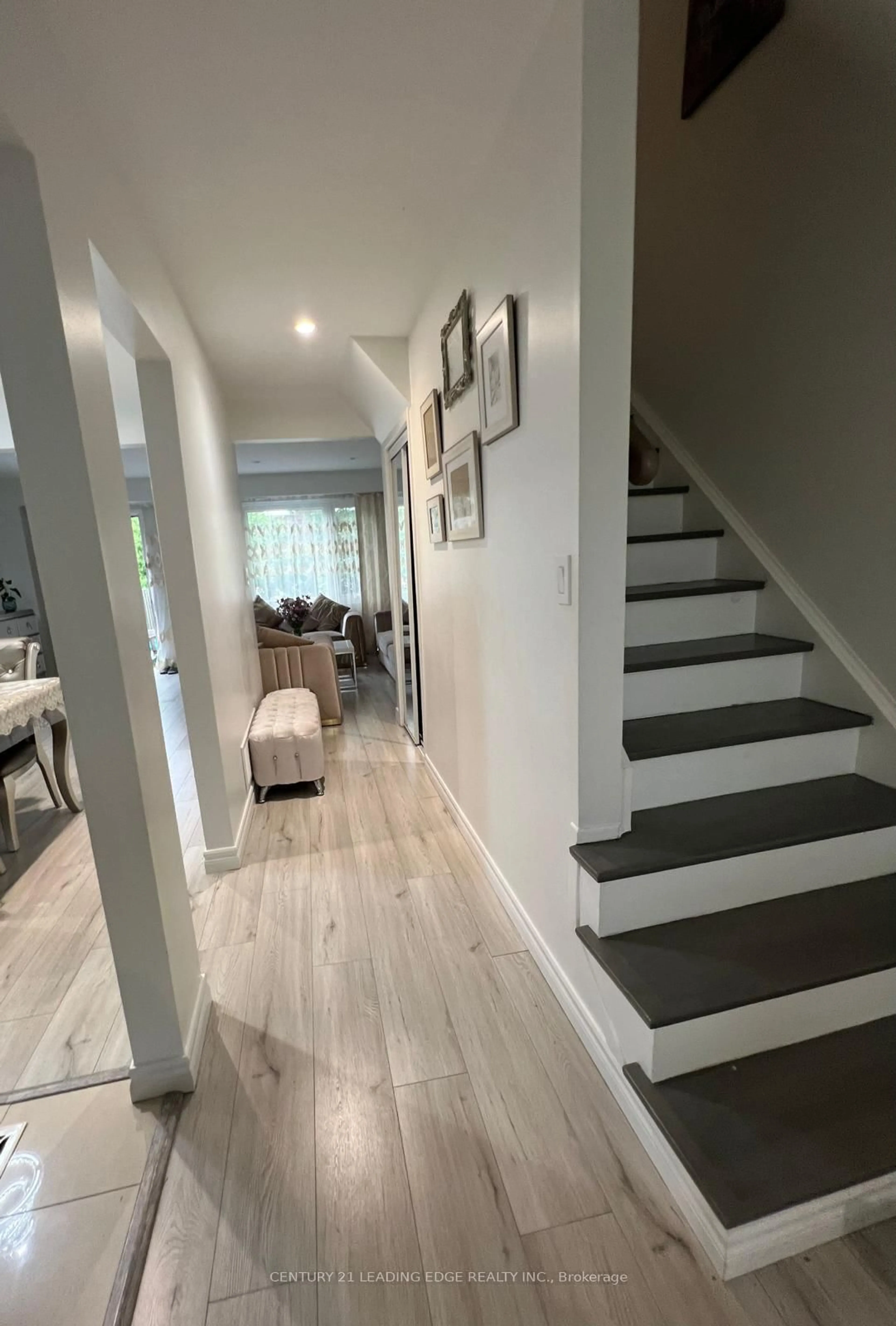 Indoor entryway for 35 The Carriage Way #35, Markham Ontario L3T 4V1