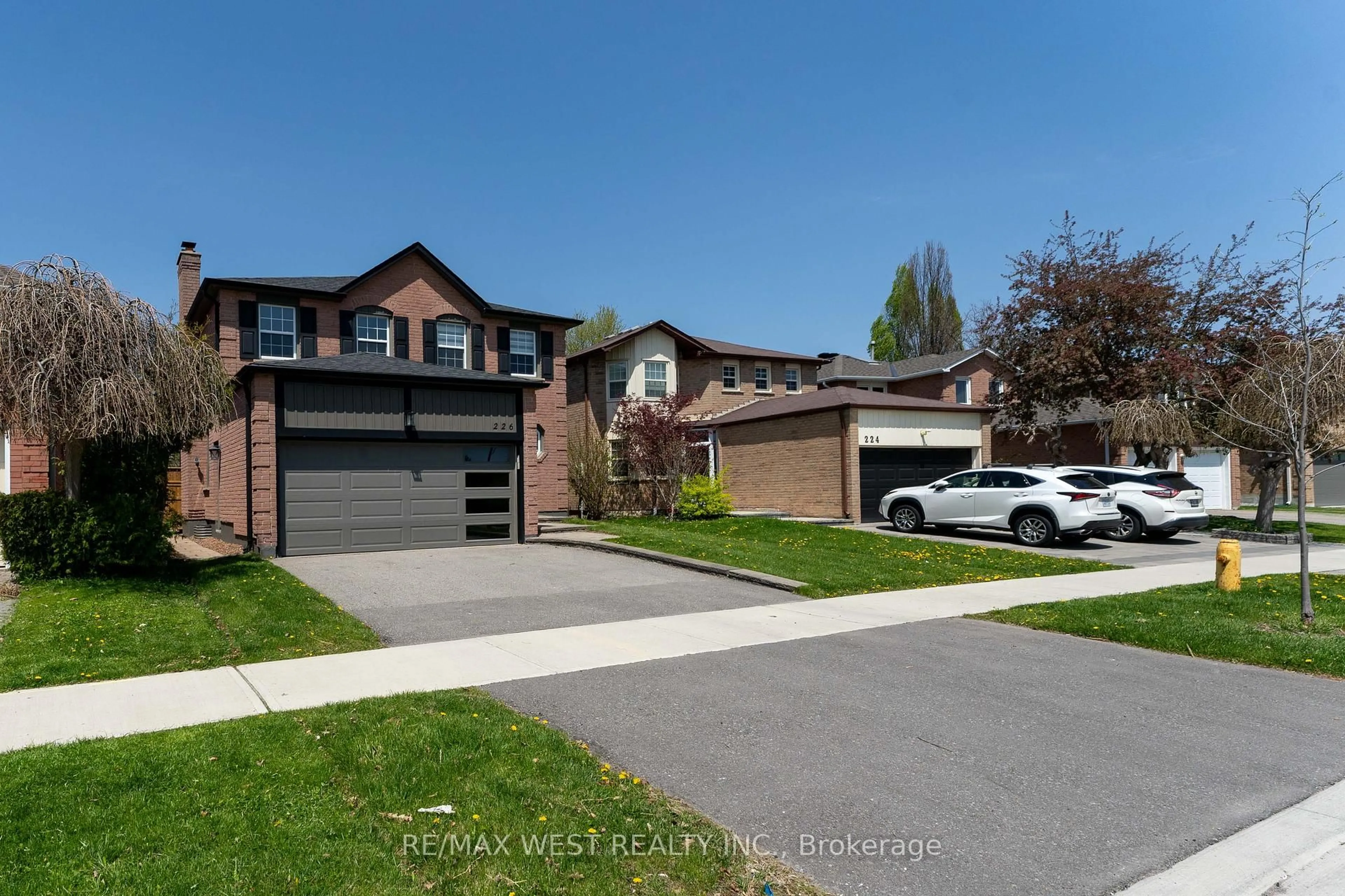 A pic from outside/outdoor area/front of a property/back of a property/a pic from drone, street for 226 Austin Dr, Markham Ontario L3R 6M6