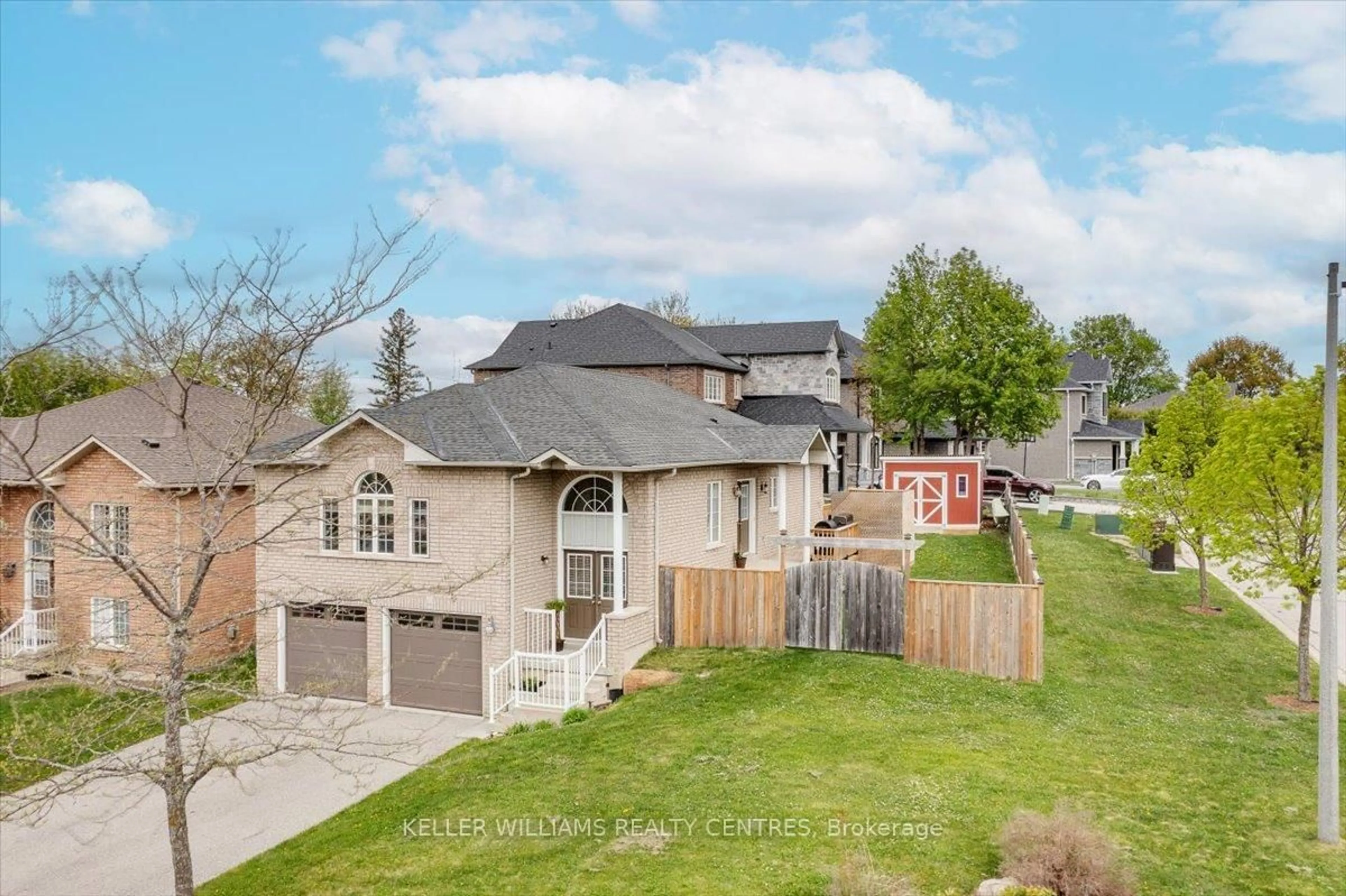 A pic from outside/outdoor area/front of a property/back of a property/a pic from drone, street for 6 Ferncroft Dr, Georgina Ontario L4P 4B9