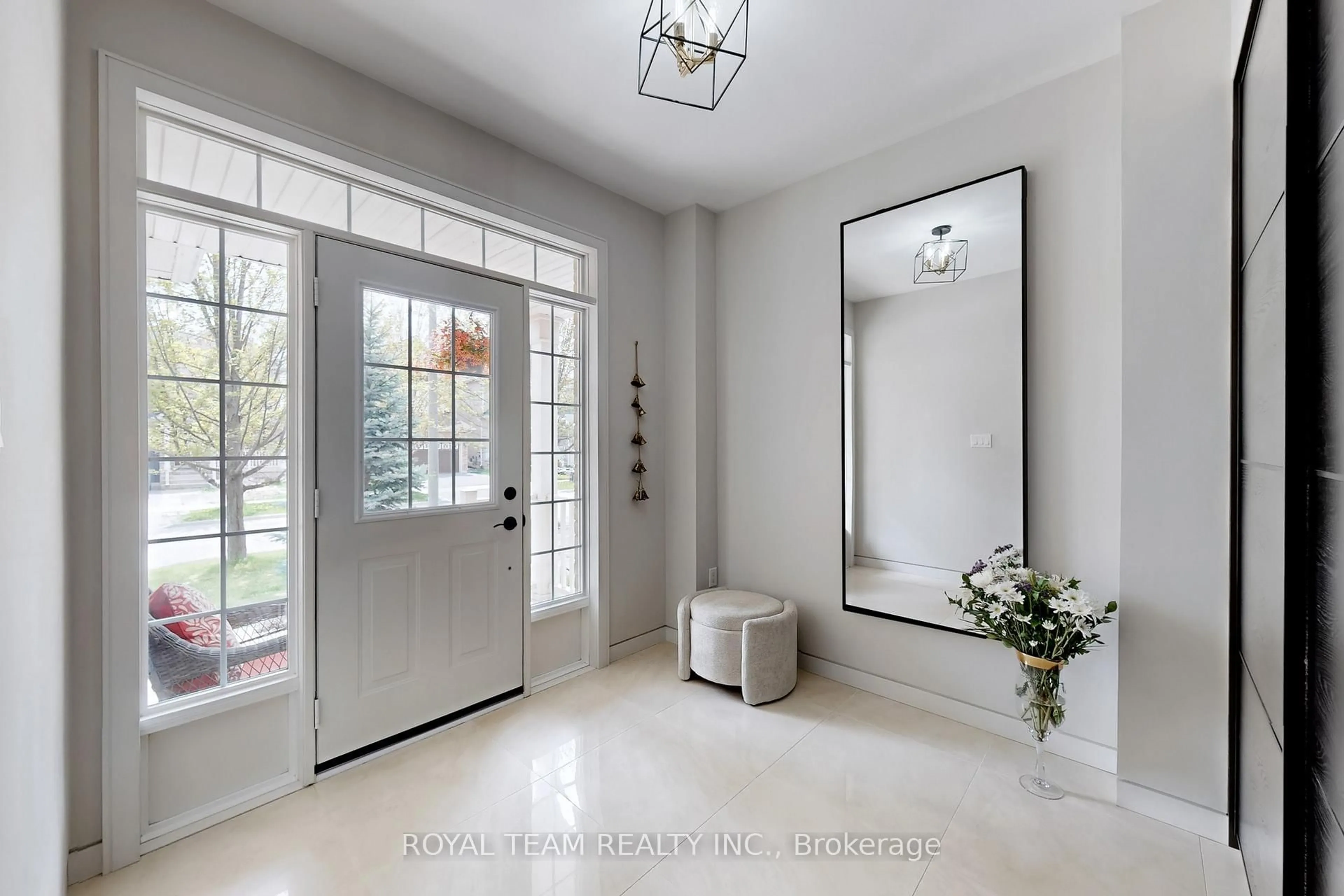 Indoor entryway for 84 Laurier Ave, Richmond Hill Ontario L4E 4P6
