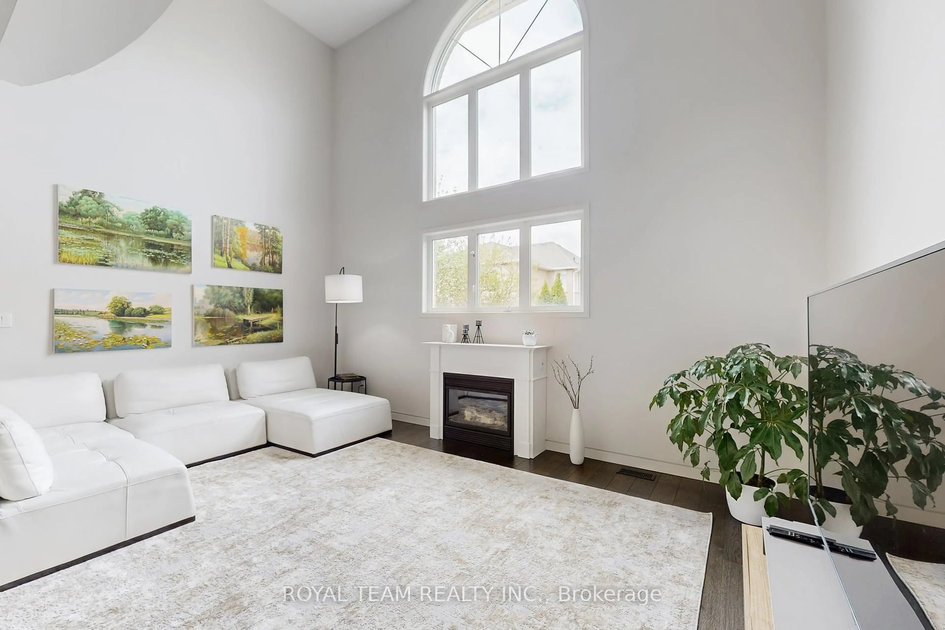 Living room with furniture, unknown for 84 Laurier Ave, Richmond Hill Ontario L4E 4P6
