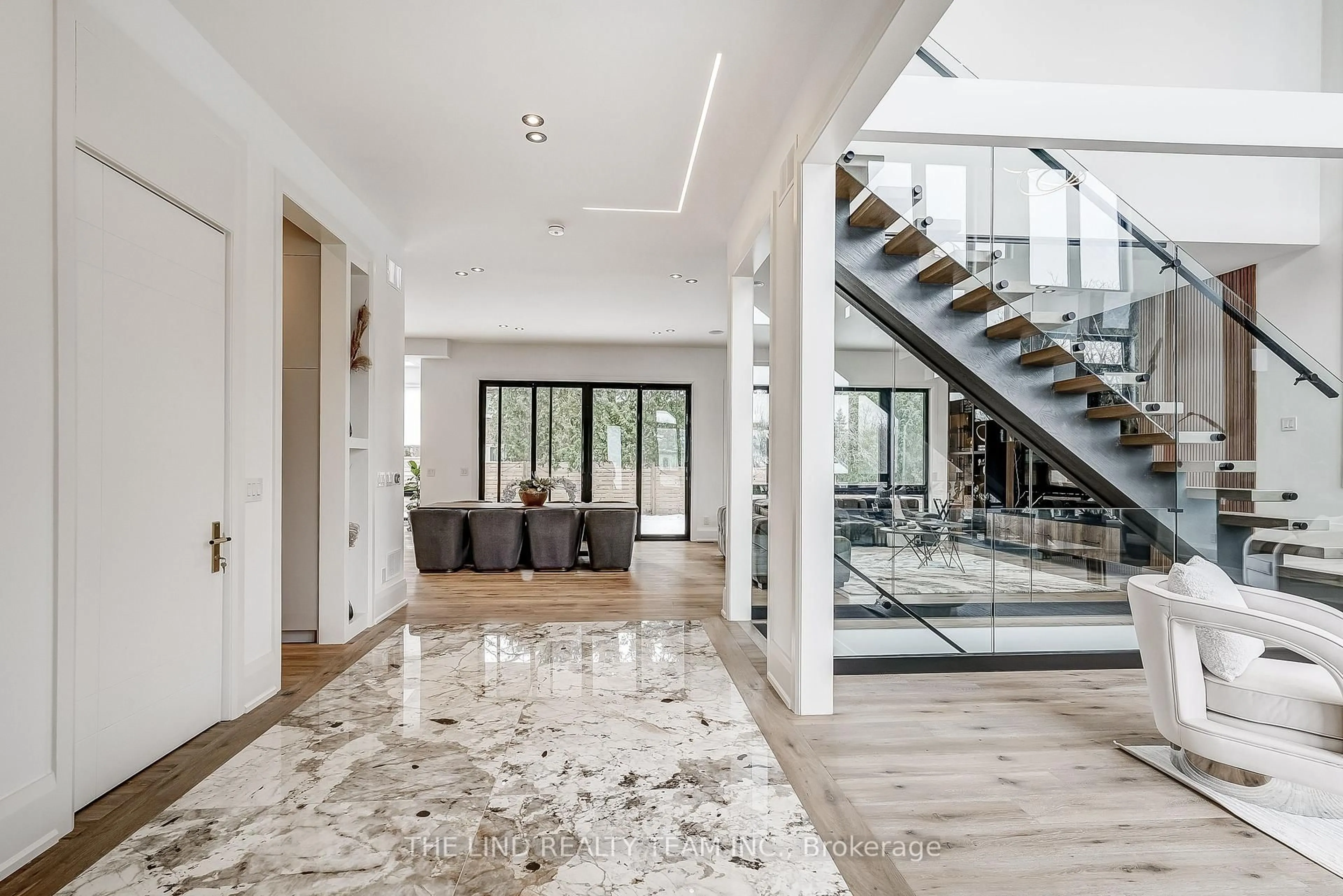 Indoor foyer for 211 Kennedy St, Aurora Ontario L4G 2L9