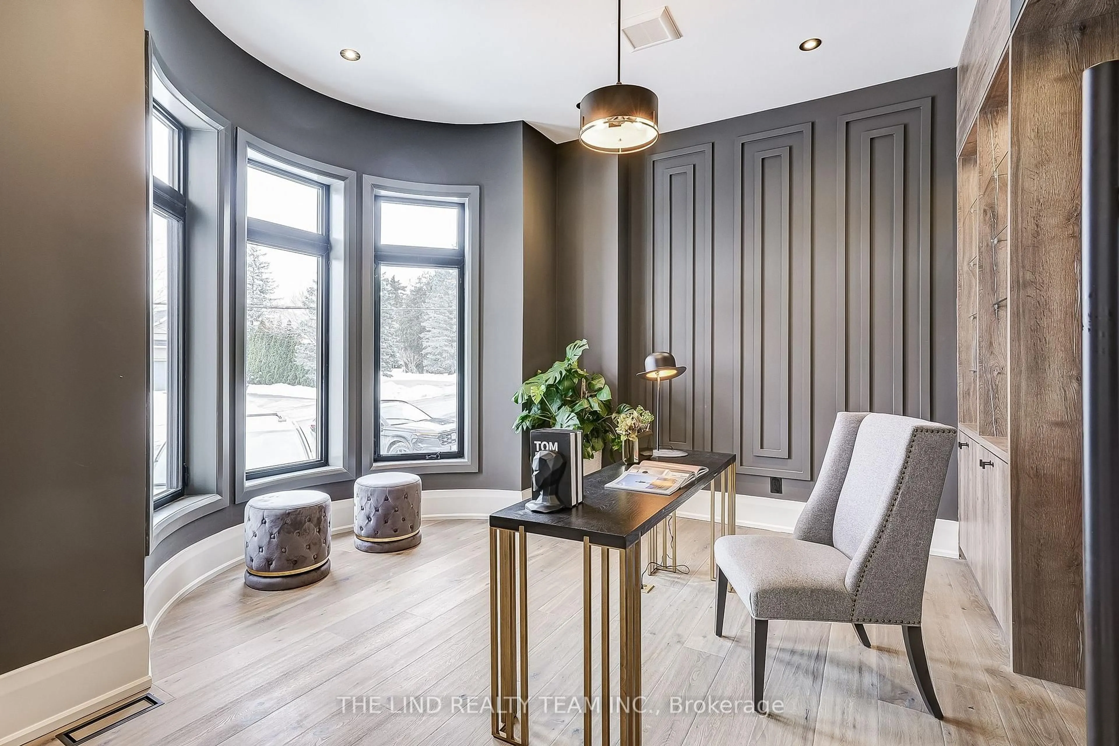 Indoor entryway for 211 Kennedy St, Aurora Ontario L4G 2L9