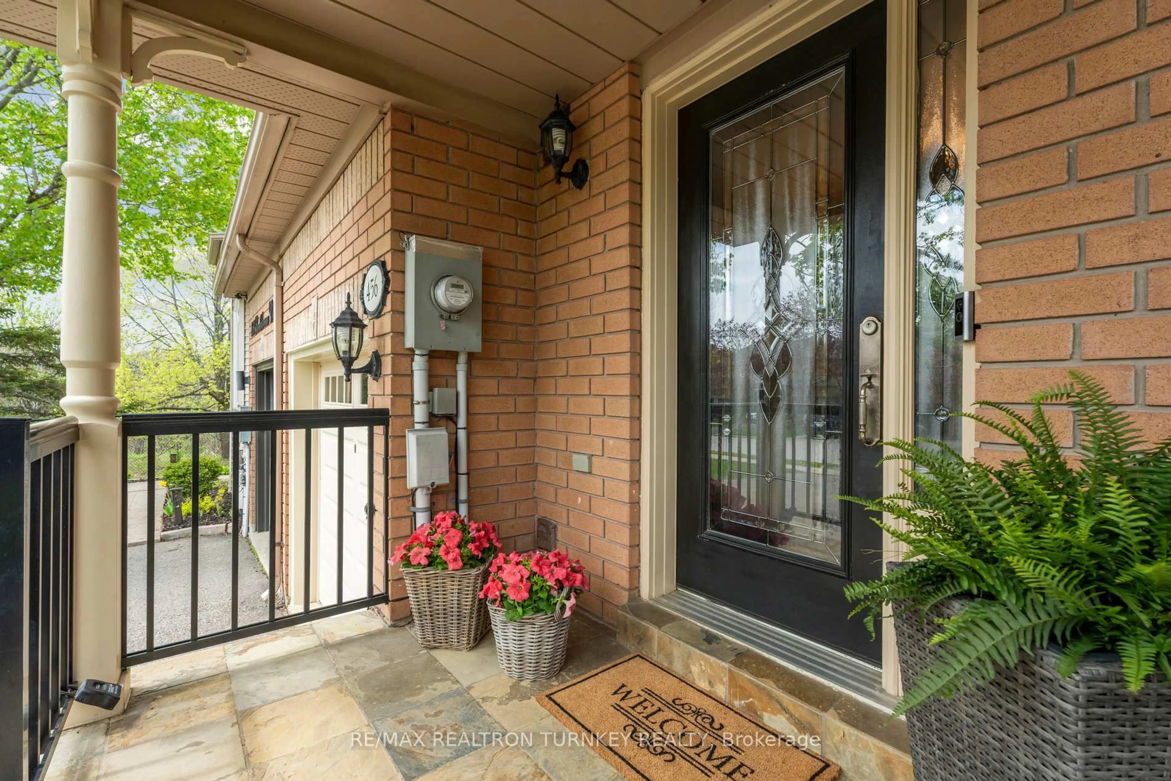 Indoor entryway for 456 Bartholomew Dr, Newmarket Ontario L3X 2E5