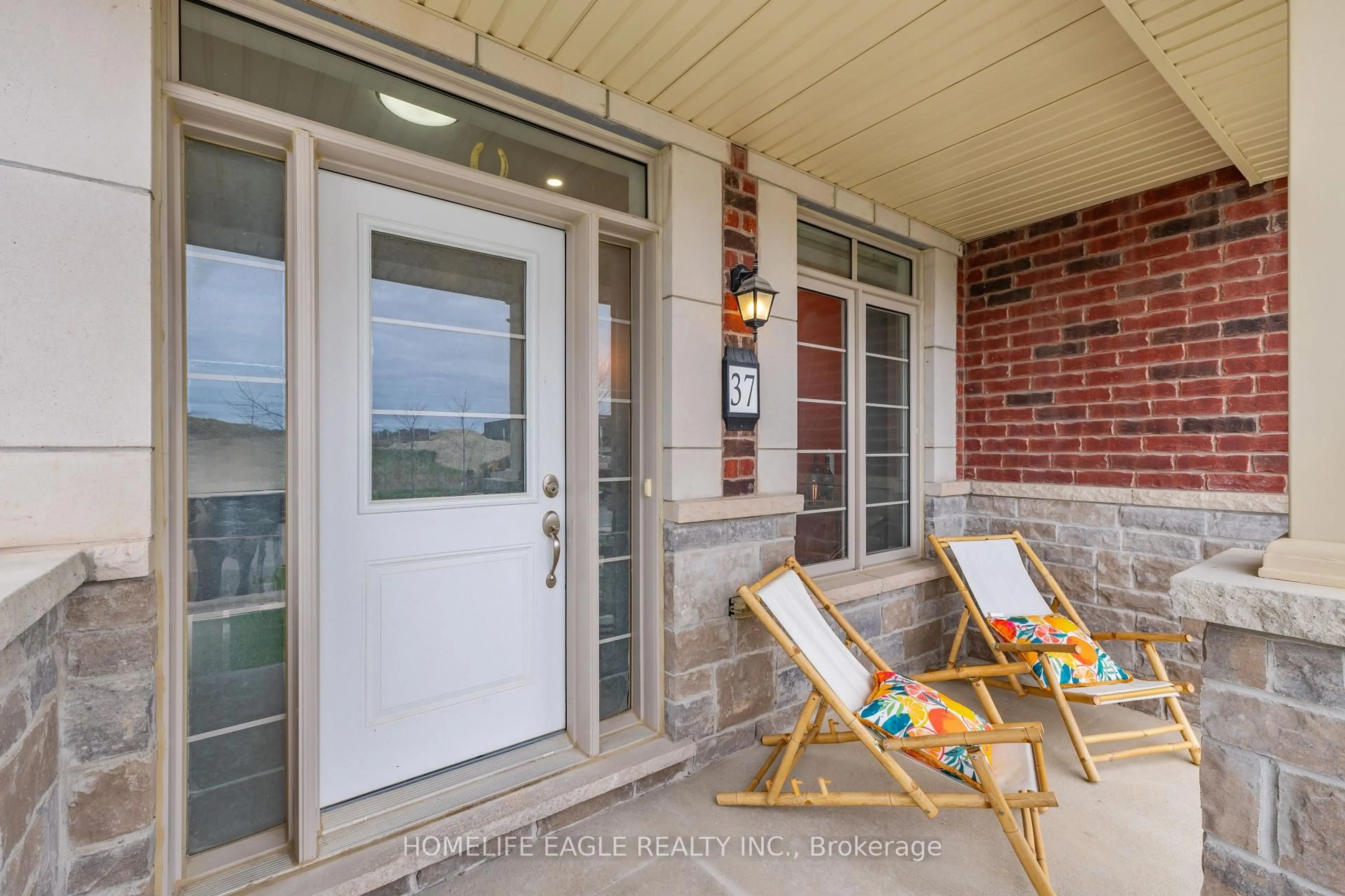 Indoor entryway for 37 Jim Mortson Dr, East Gwillimbury Ontario L9N 0R8