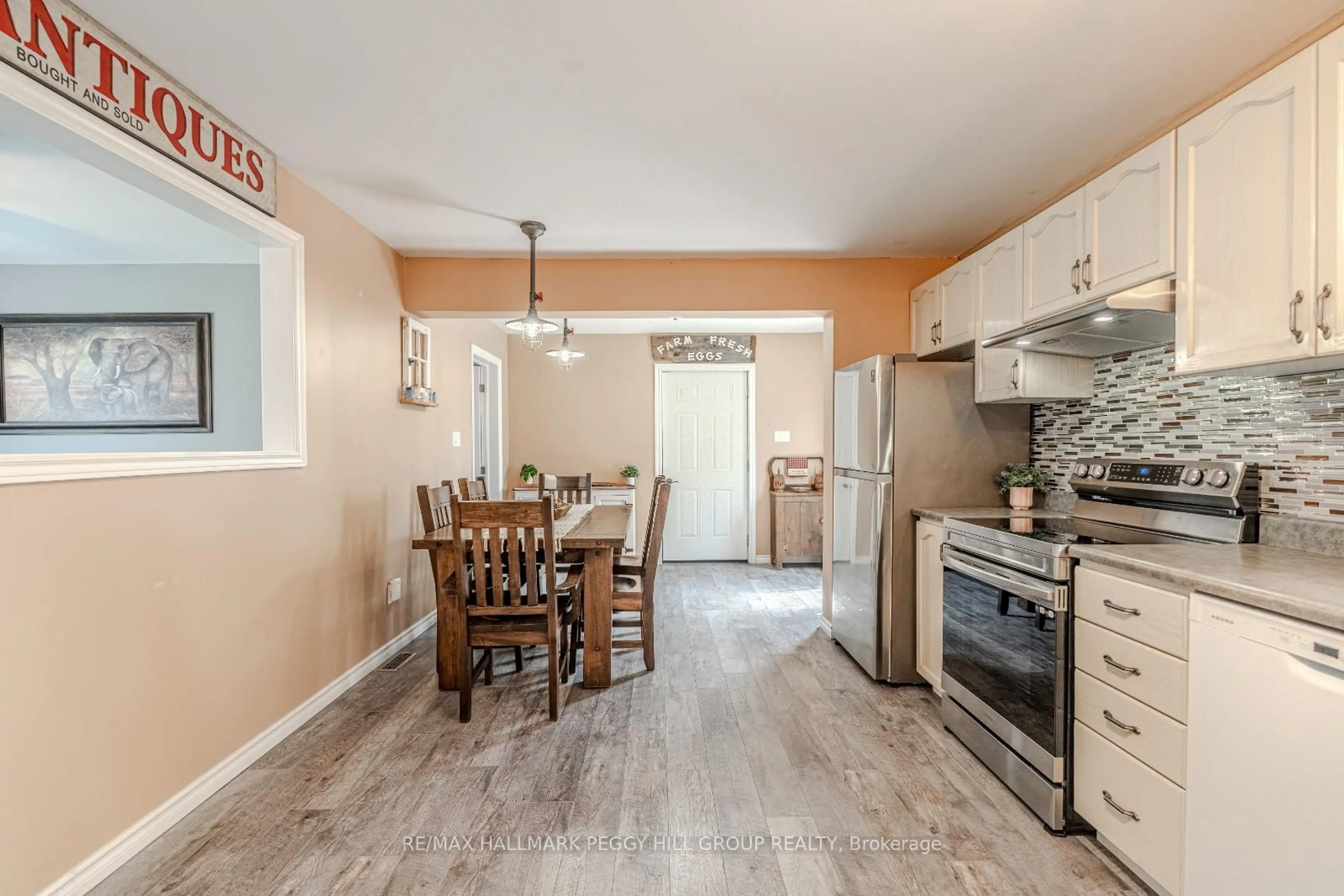 Standard kitchen, unknown for 840 Fairbank Ave, Georgina Ontario L0E 1S0