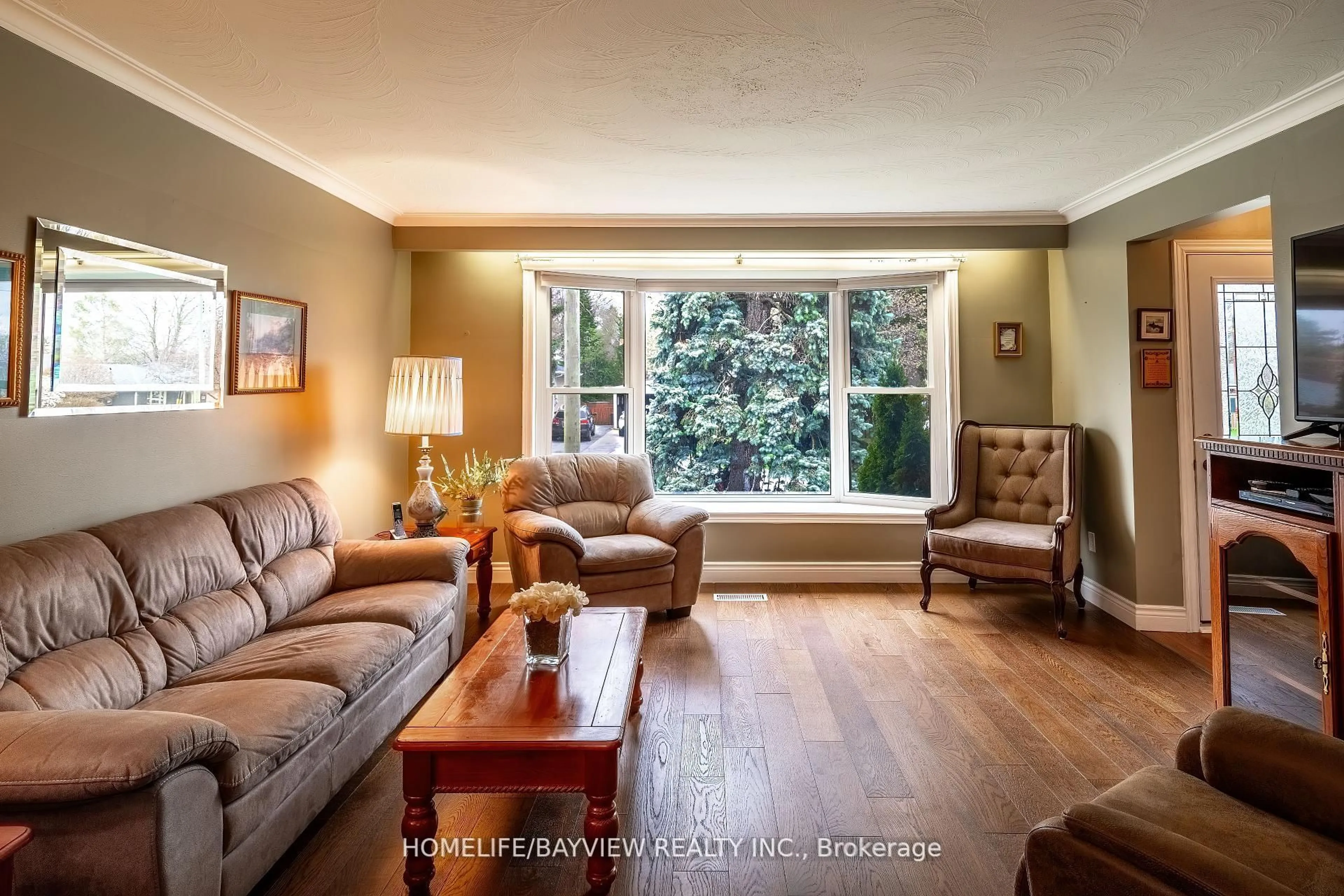 Living room with furniture, unknown for 108 Cherrywood Dr, Newmarket Ontario L3Y 2X7