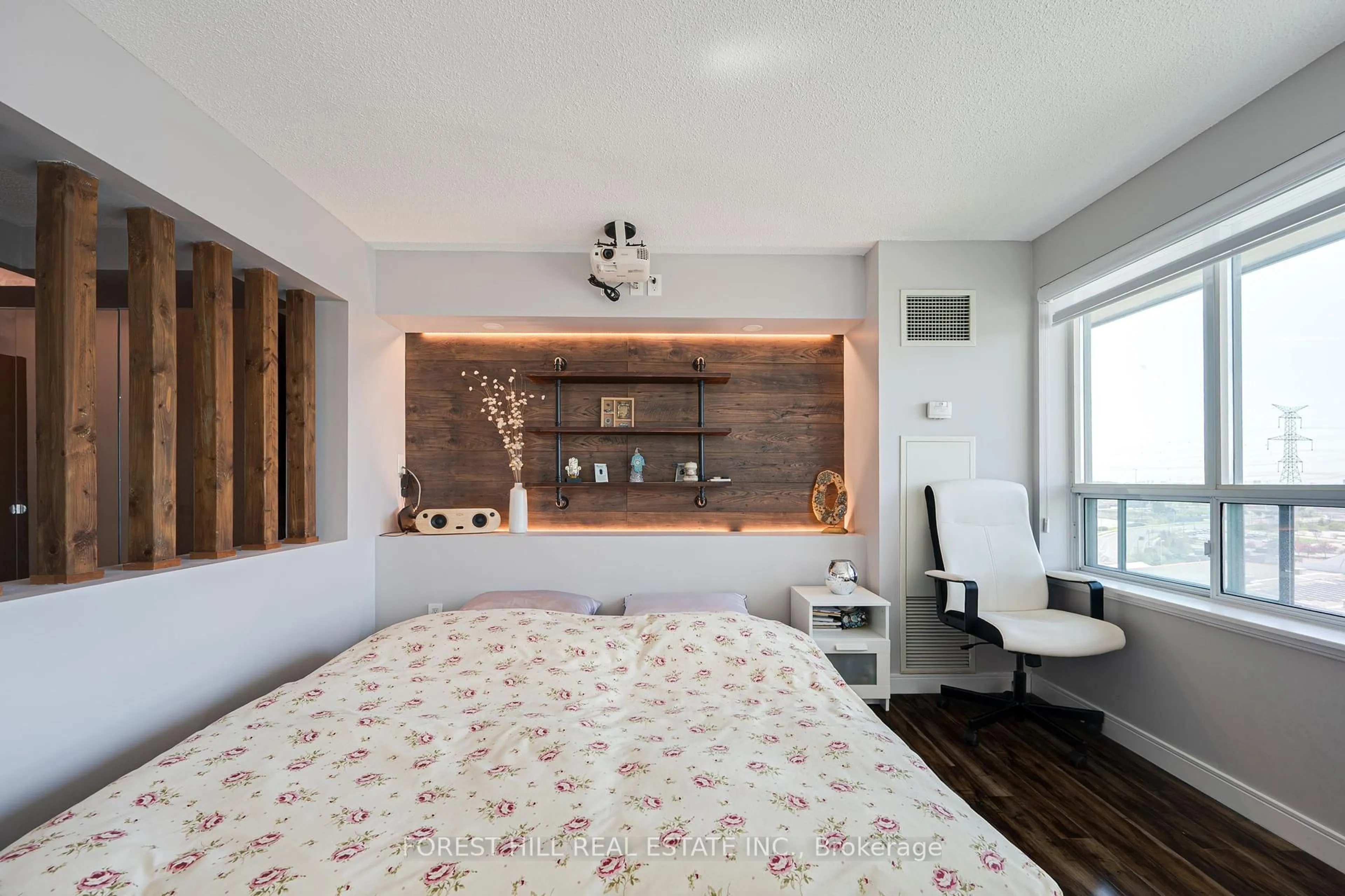 Bedroom with bed, wood/laminate floor for 39 Oneida Cres #920, Richmond Hill Ontario L4B 4T9