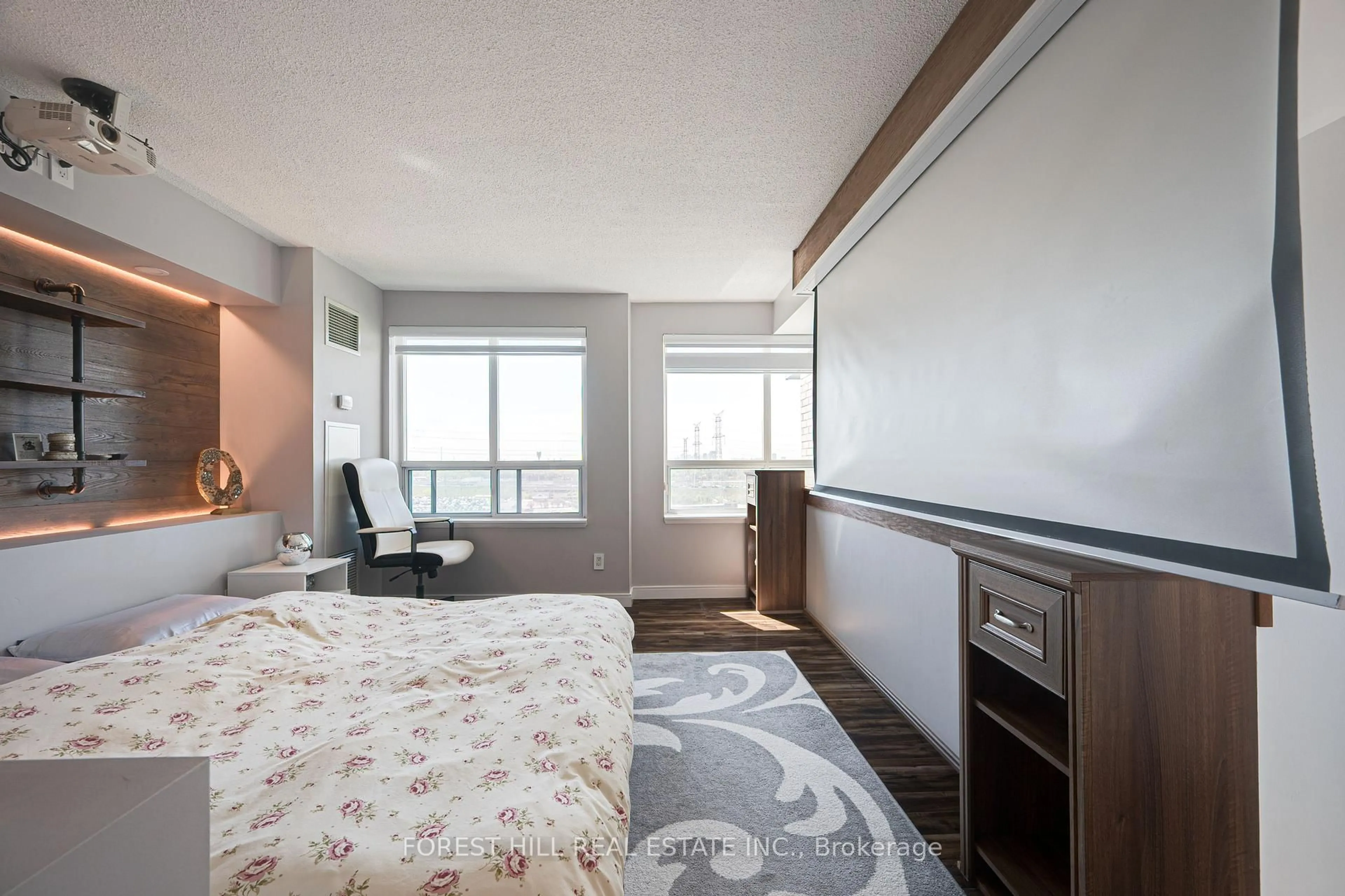Bedroom with bed, wood/laminate floor for 39 Oneida Cres #920, Richmond Hill Ontario L4B 4T9