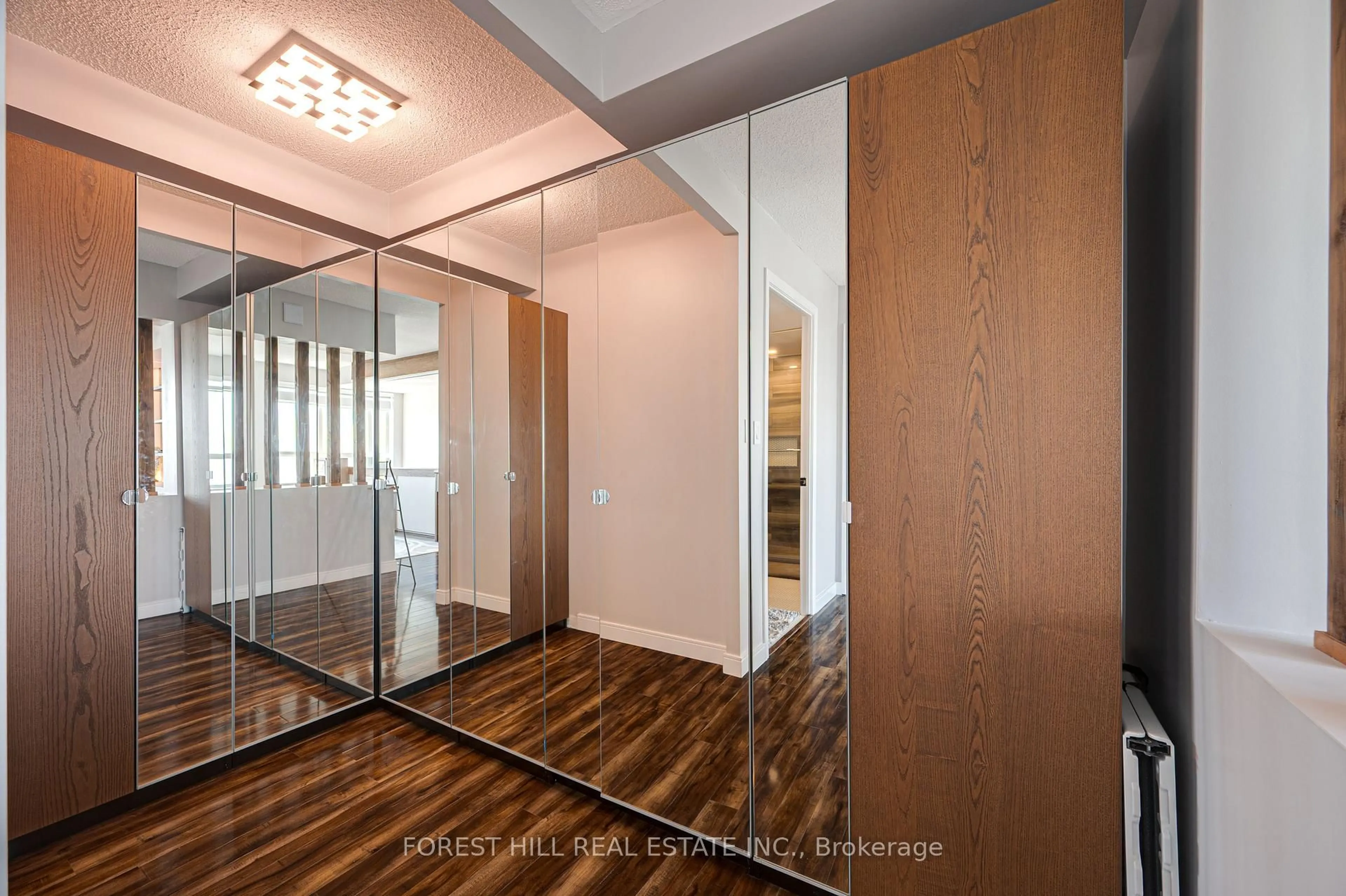 Indoor entryway for 39 Oneida Cres #920, Richmond Hill Ontario L4B 4T9