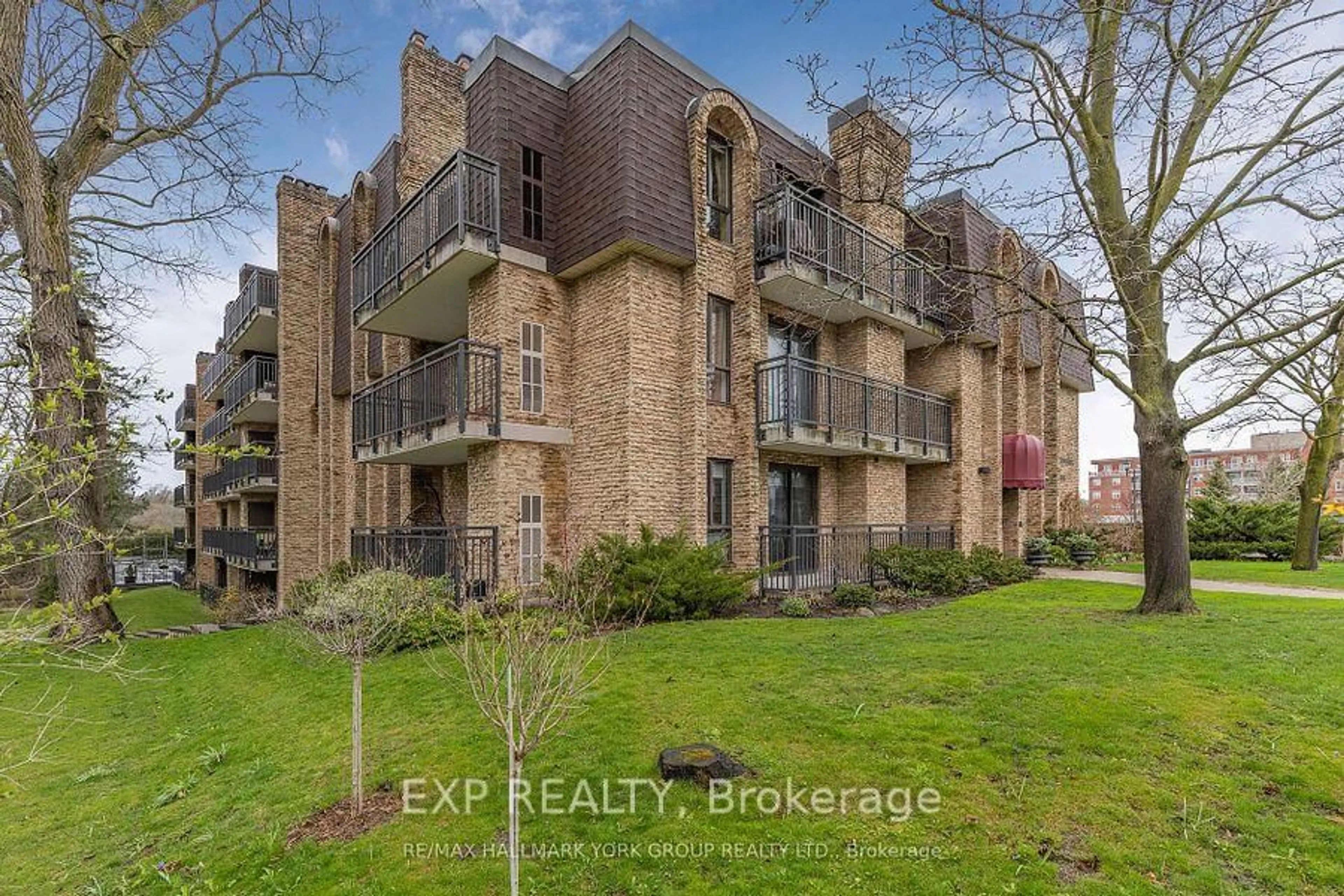 A pic from outside/outdoor area/front of a property/back of a property/a pic from drone, building for 15390 Yonge St #104, Aurora Ontario L4G 1N8