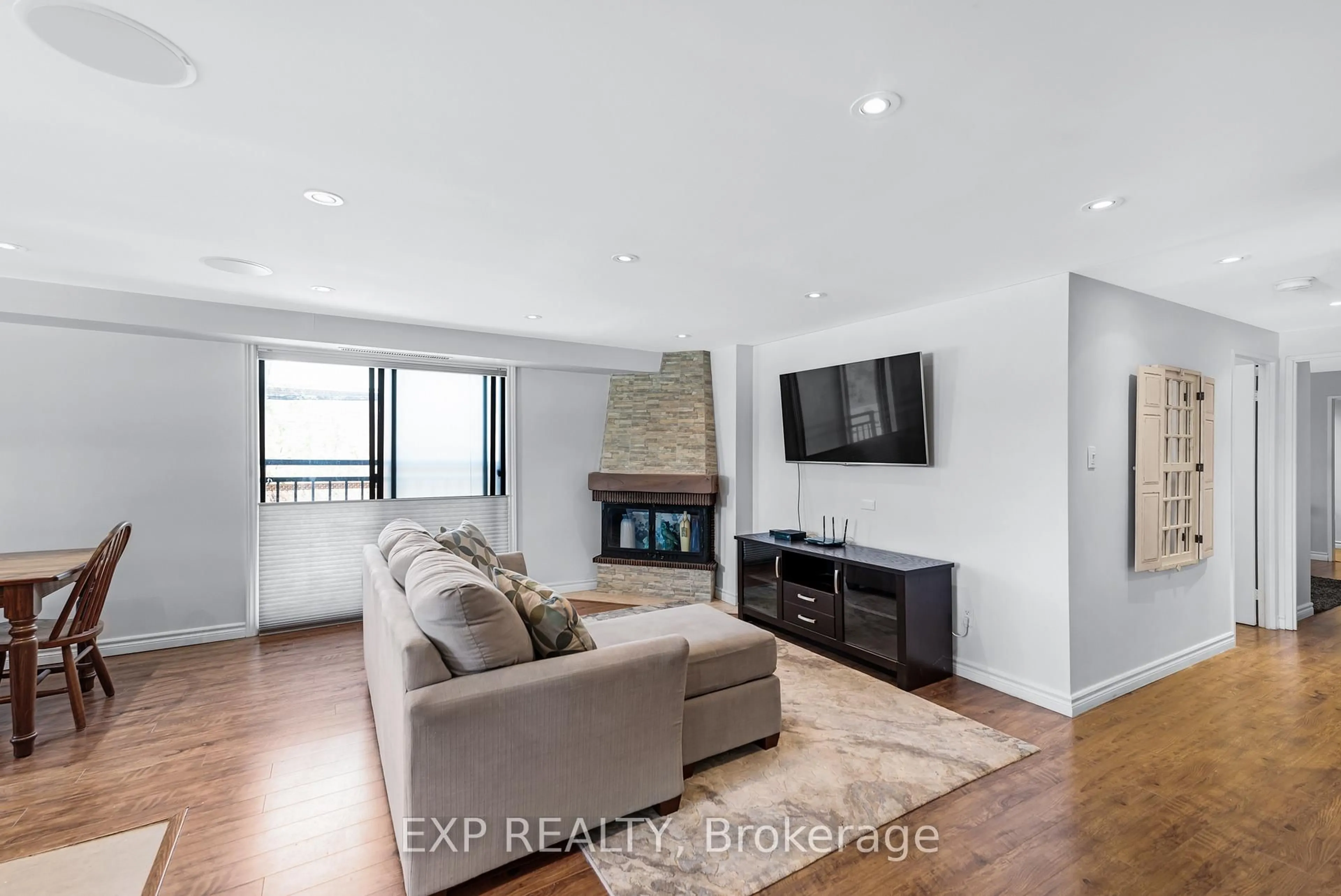 Living room with furniture, wood/laminate floor for 15390 Yonge St #104, Aurora Ontario L4G 1N8