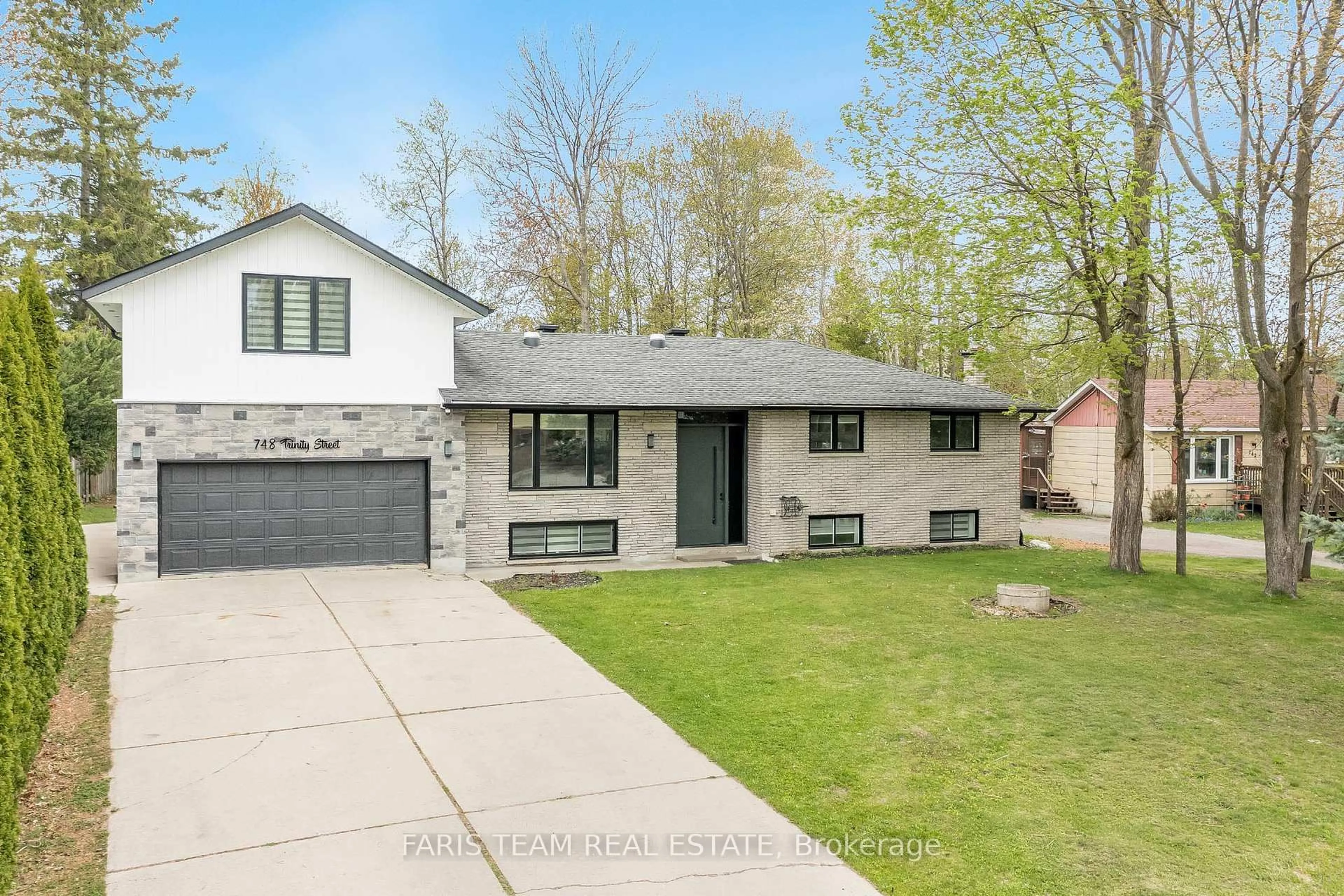 Home with brick exterior material, street for 748 Trinity St, Innisfil Ontario L9S 2G8