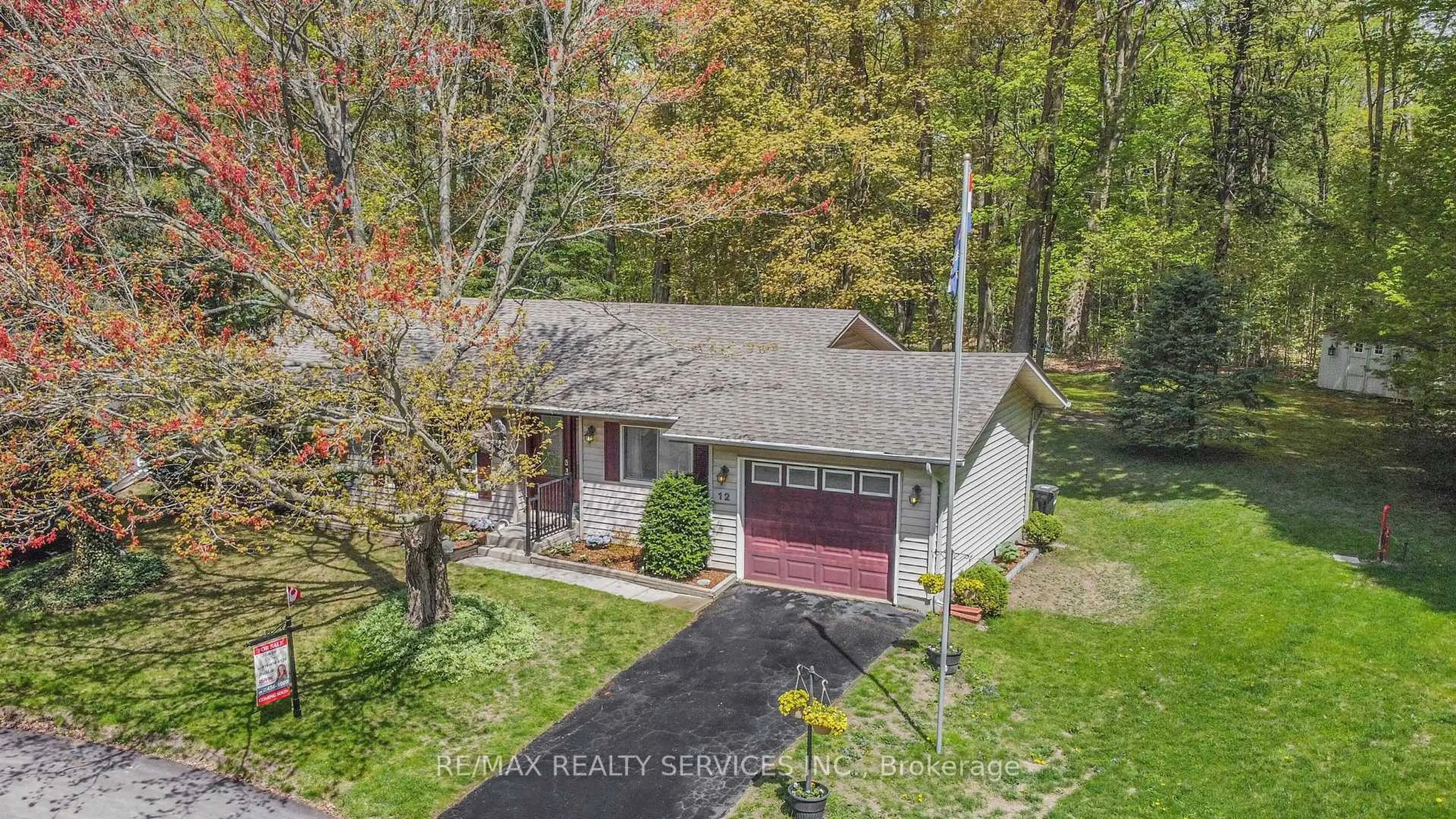 A pic from outside/outdoor area/front of a property/back of a property/a pic from drone, street for 12 Pinetree Crt, New Tecumseth Ontario L0G 1W0