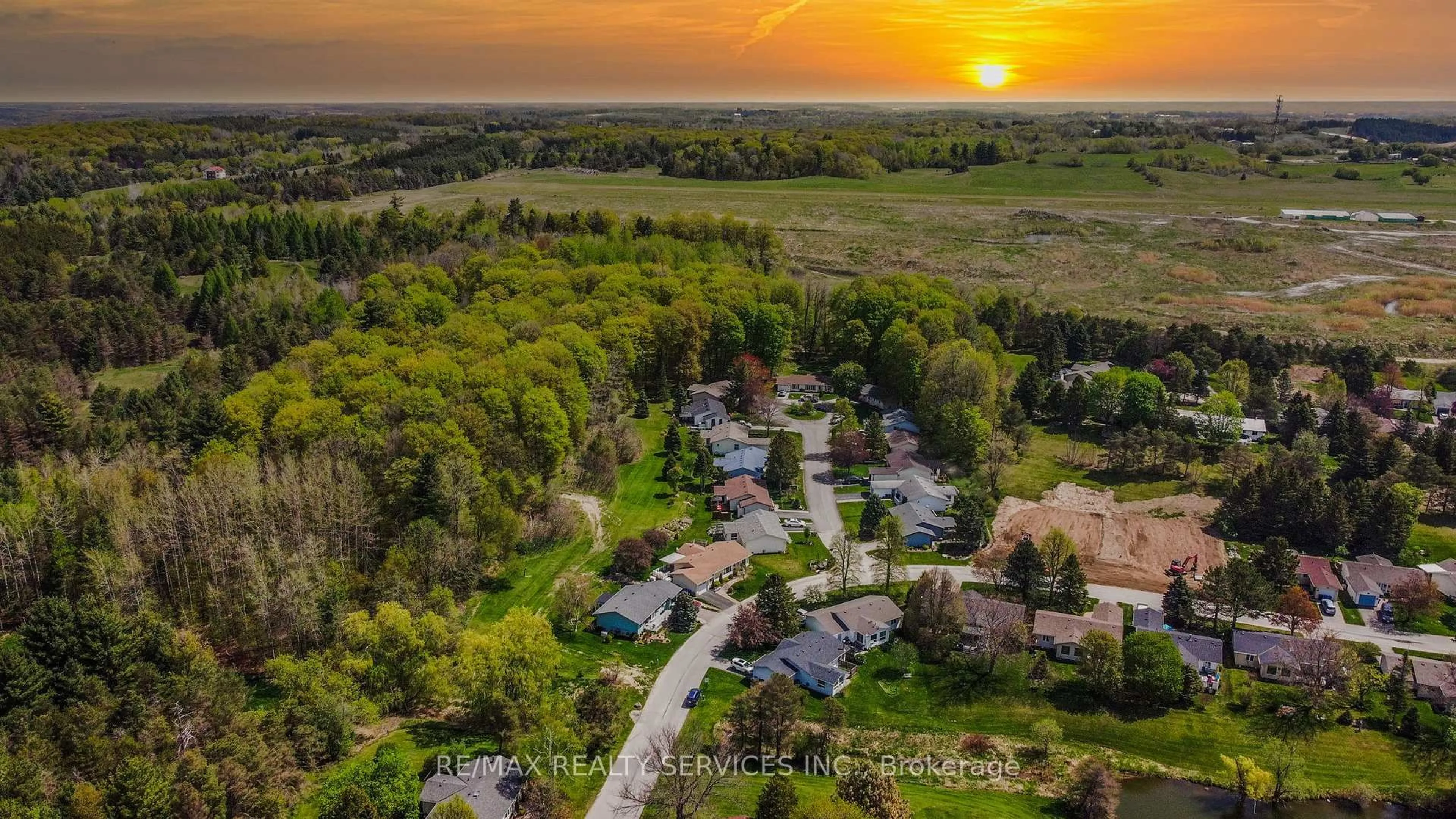 A pic from outside/outdoor area/front of a property/back of a property/a pic from drone, unknown for 12 Pinetree Crt, New Tecumseth Ontario L0G 1W0