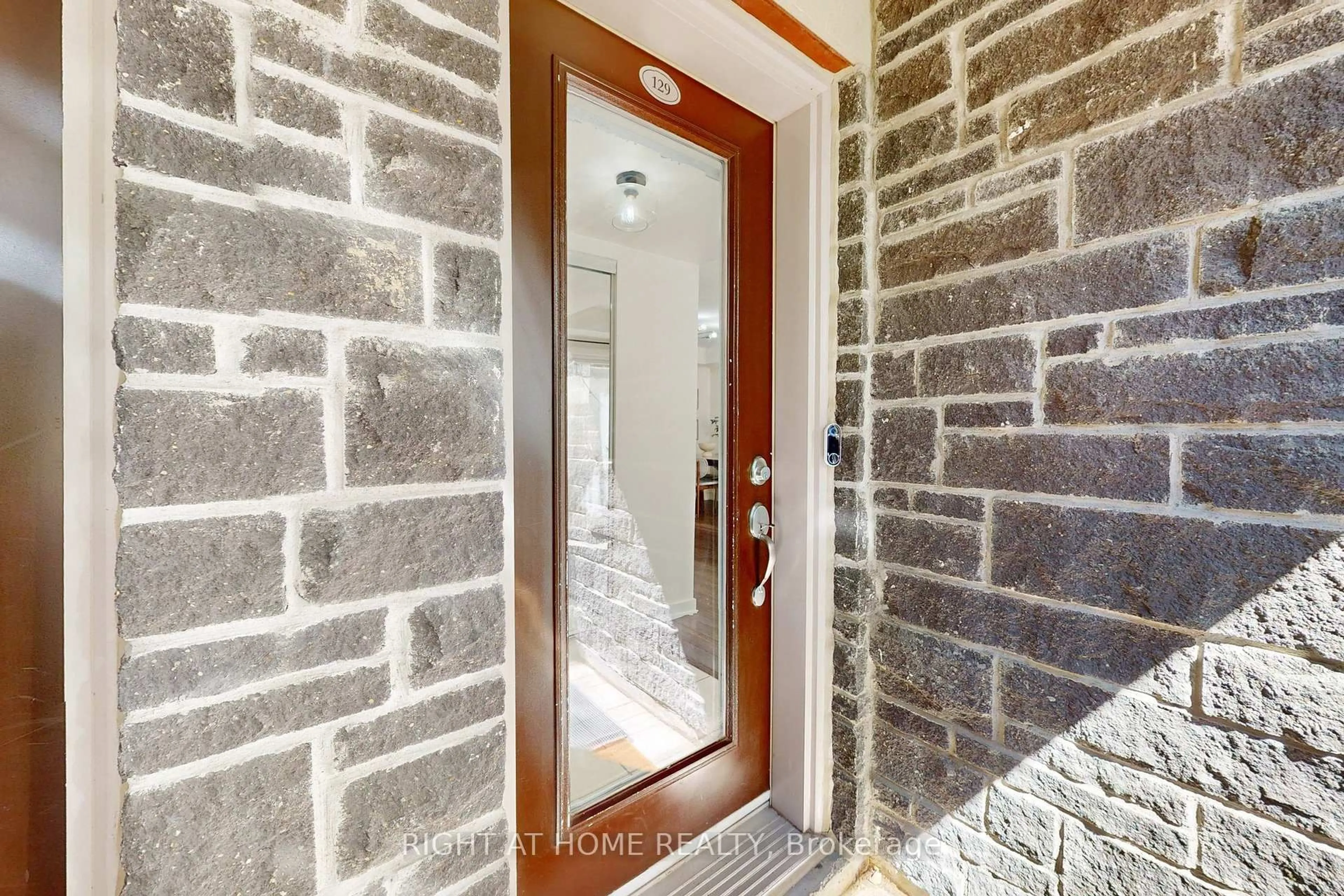 Indoor entryway for 2 Dunsheath Way #129, Markham Ontario L6B 1N3