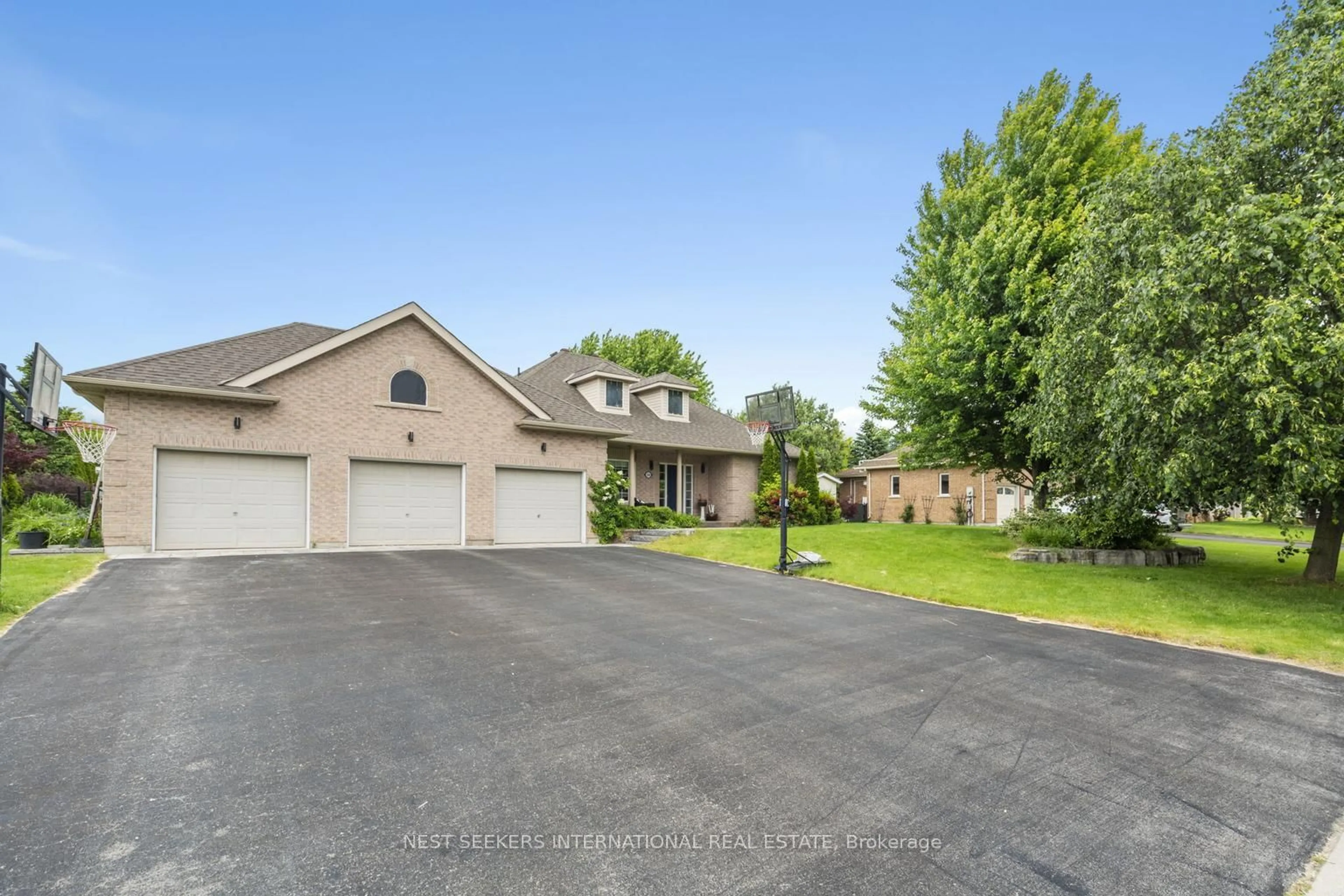 A pic from outside/outdoor area/front of a property/back of a property/a pic from drone, street for 114 Ward Ave, East Gwillimbury Ontario L0G 1V0