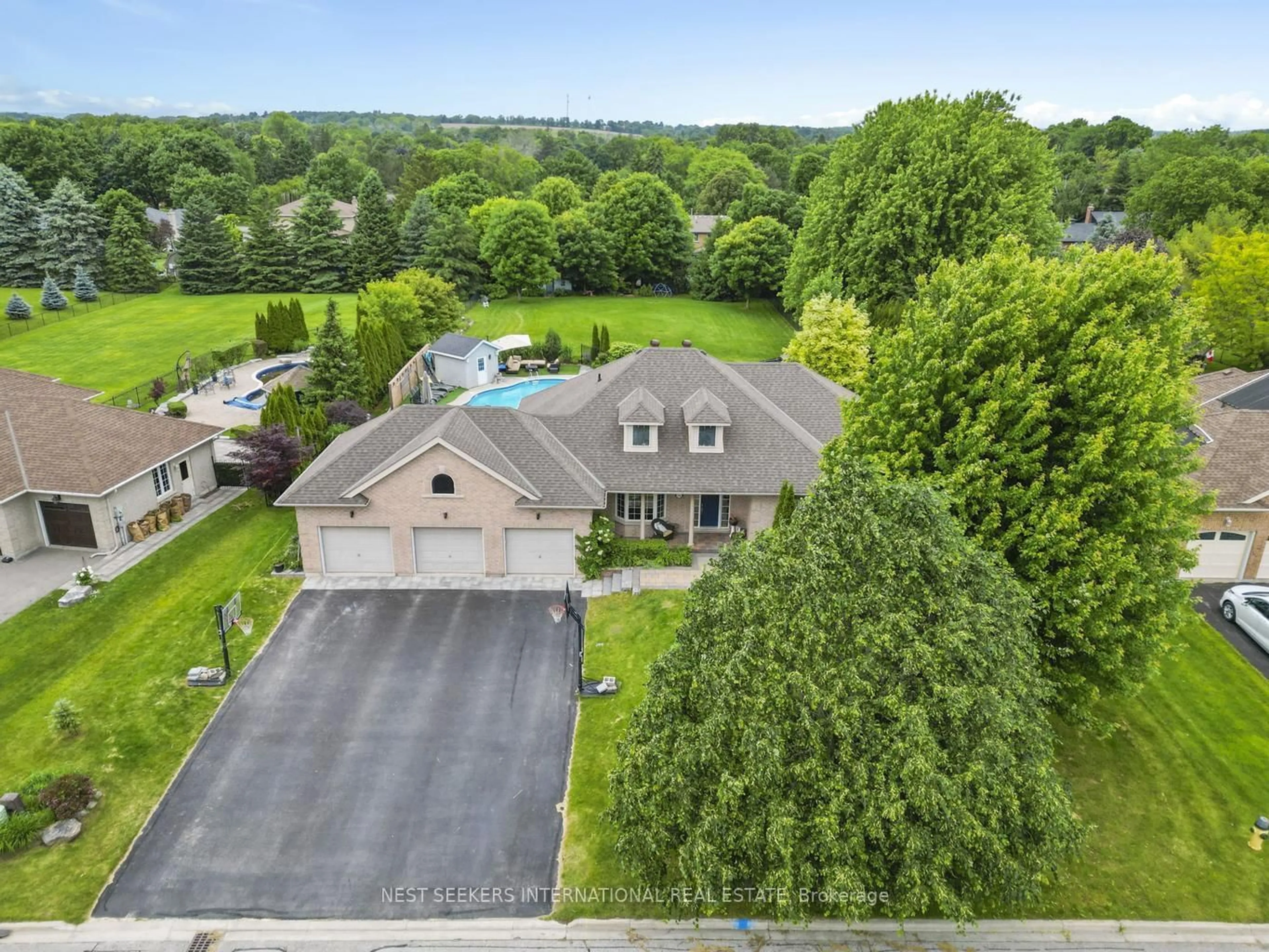A pic from outside/outdoor area/front of a property/back of a property/a pic from drone, unknown for 114 Ward Ave, East Gwillimbury Ontario L0G 1V0