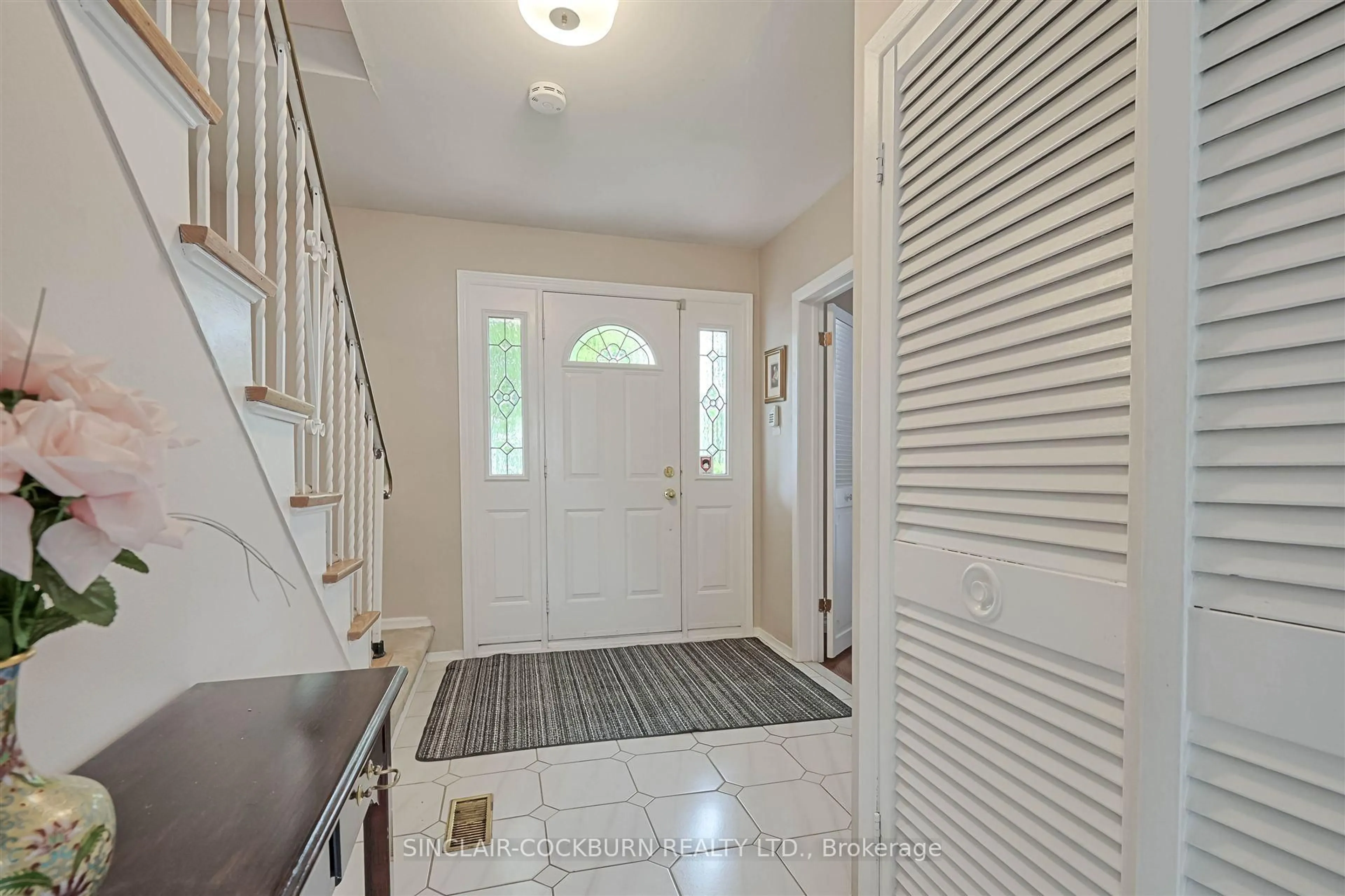 Indoor entryway for 148 Grandview Ave, Markham Ontario L3T 1H8