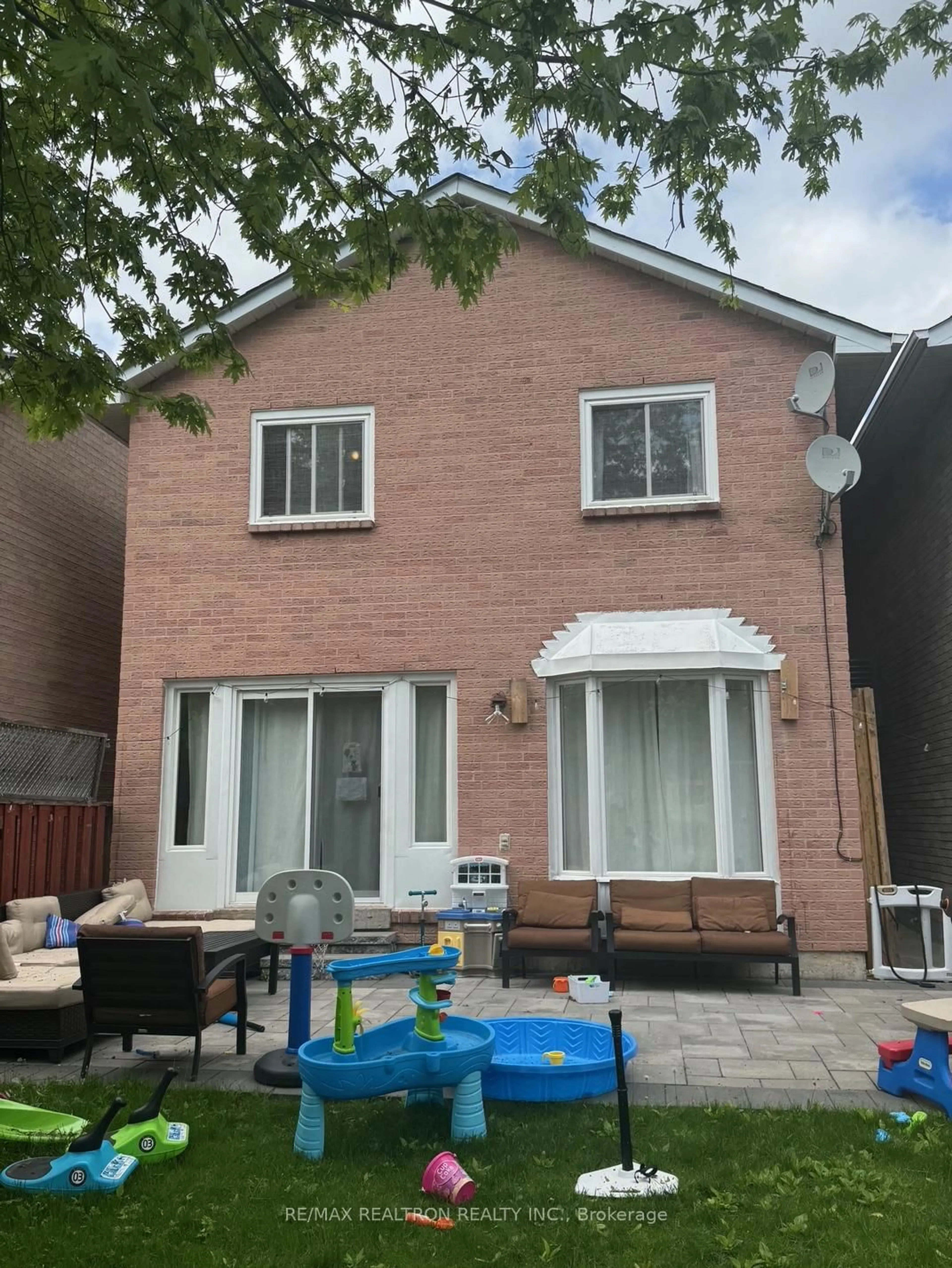 Home with brick exterior material, street for 100 Gilmore Cres, Vaughan Ontario L4J 3A1