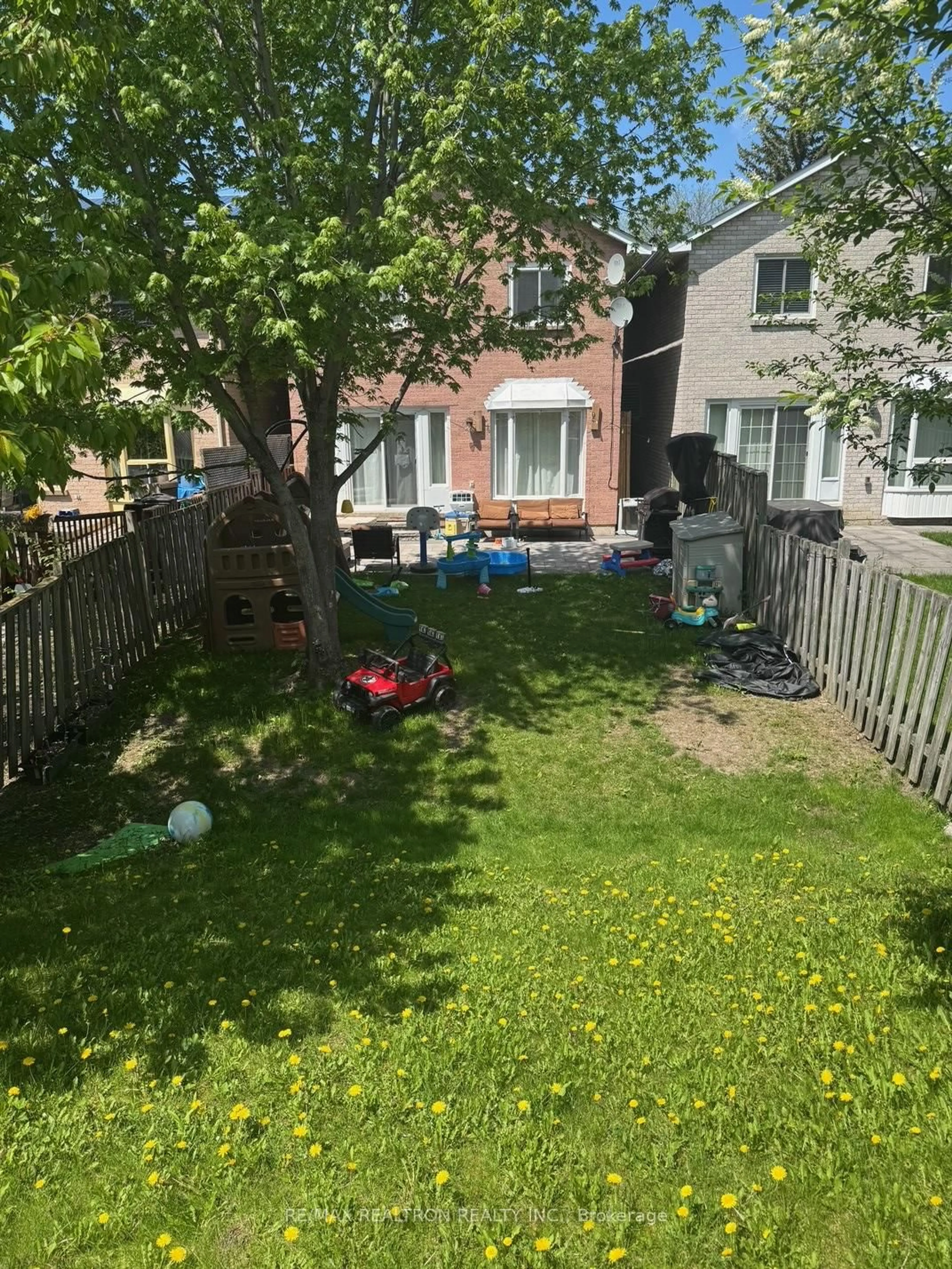 A pic from outside/outdoor area/front of a property/back of a property/a pic from drone, street for 100 Gilmore Cres, Vaughan Ontario L4J 3A1