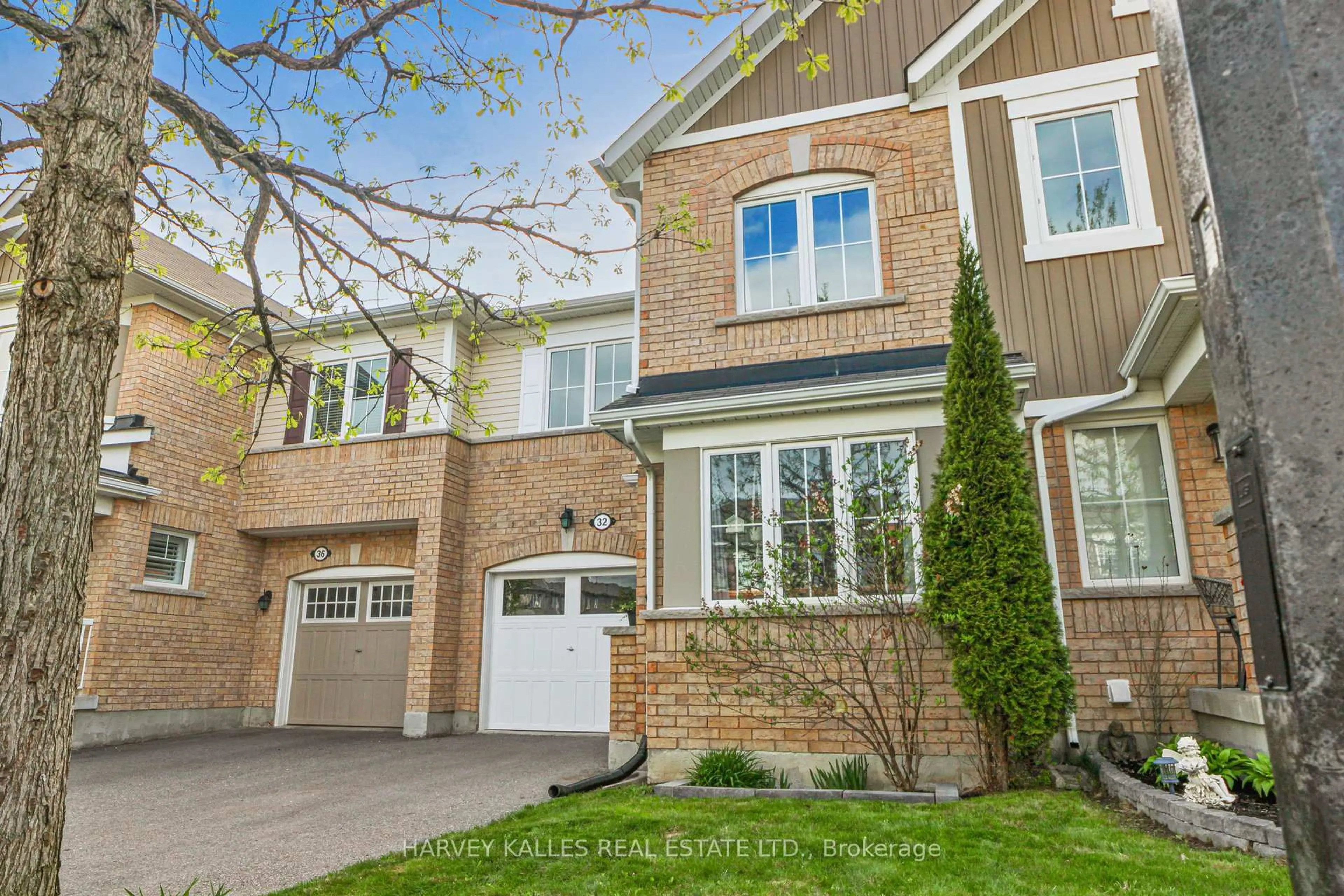 Home with brick exterior material, street for 32 Hutt Cres, Aurora Ontario L4G 0T3